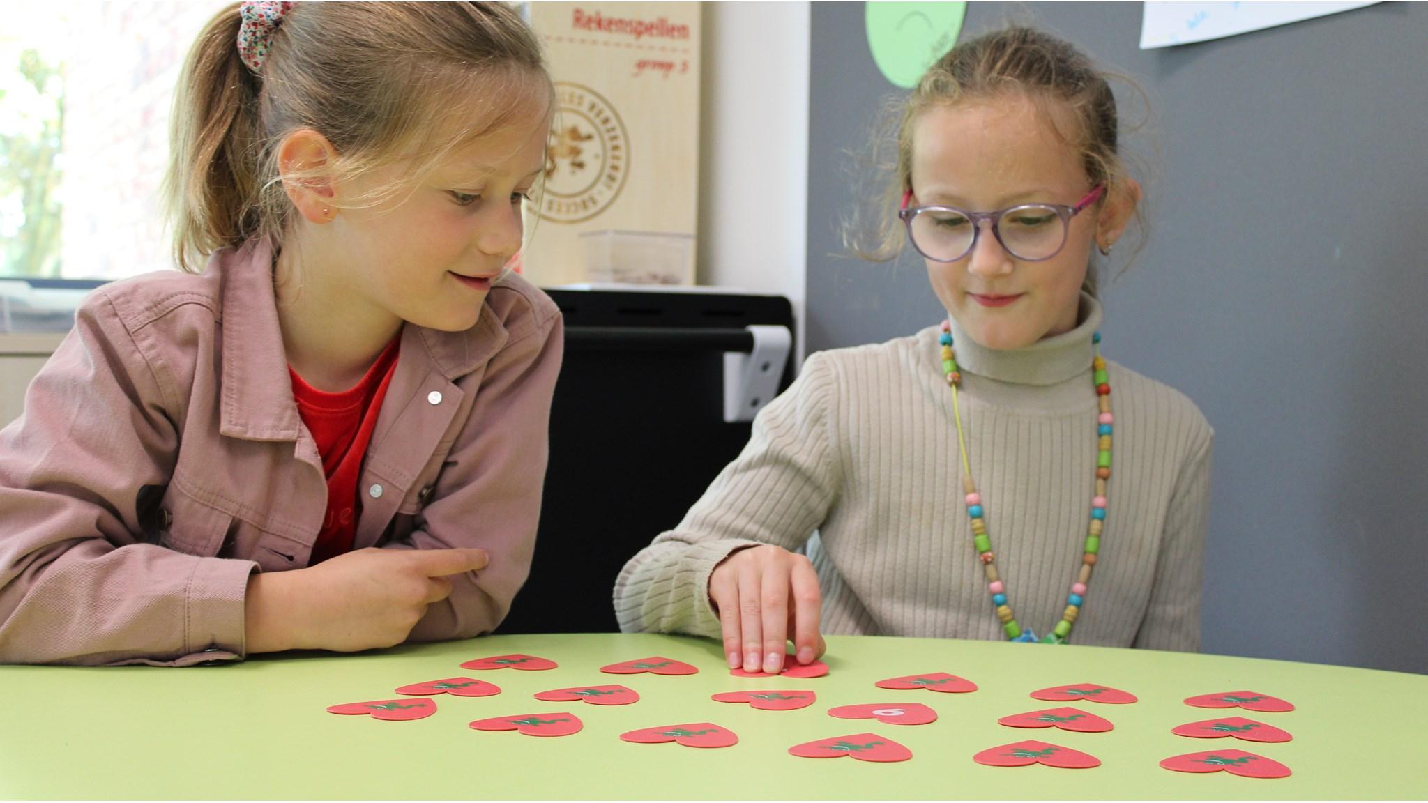 Twee kinderen spelen met educatieve kaartjes in de klas van Openbare Basisschool de Kraaienboom in Benningbroek. Twee kinderen spelen met educatieve kaartjes in de klas van Openbare Basisschool de Kraaienboom in Benningbroek.