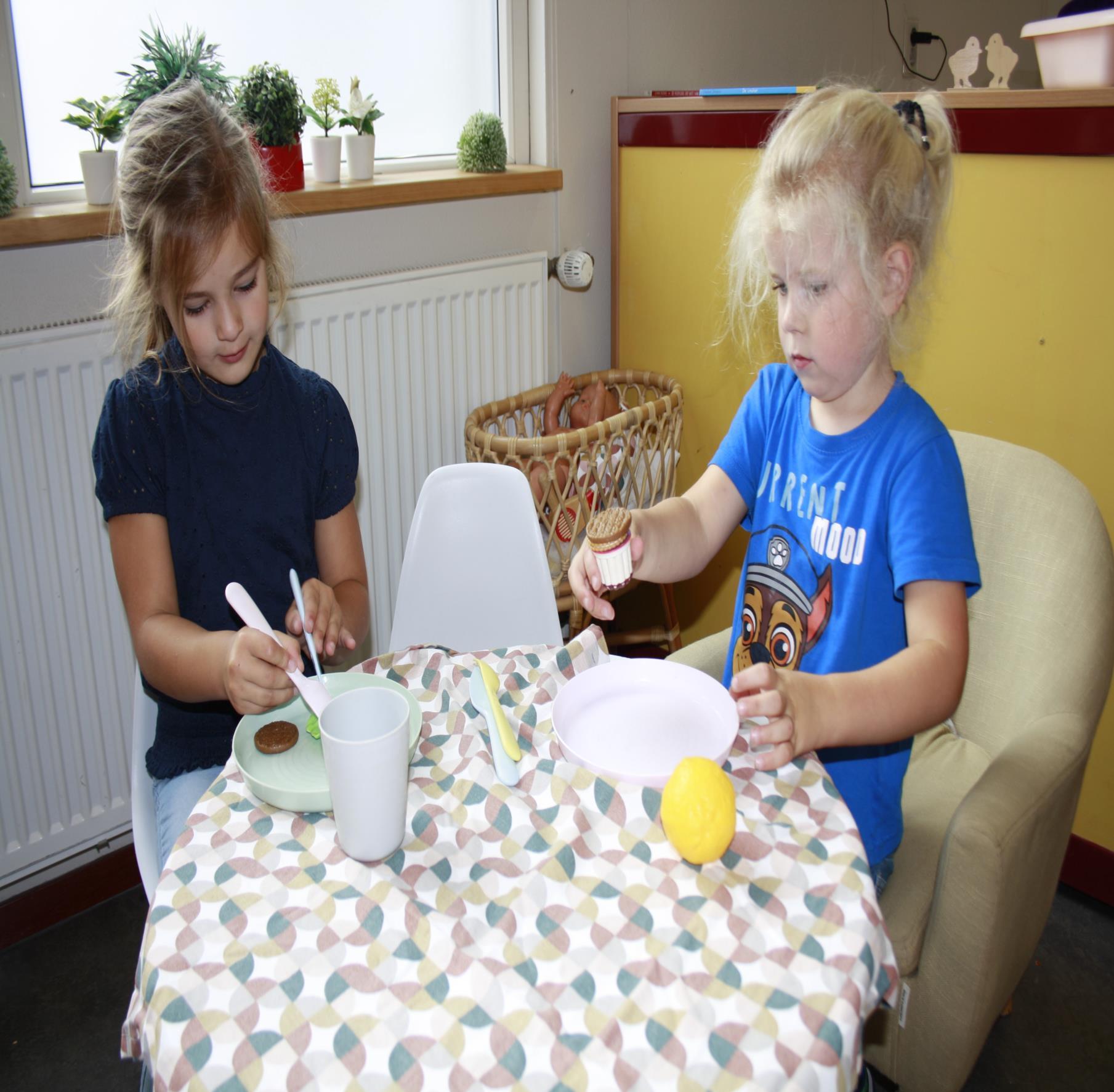 Twee kinderen spelen met nepproducten in de klas van Basisschool Jan Ligthart in Zelhem.
