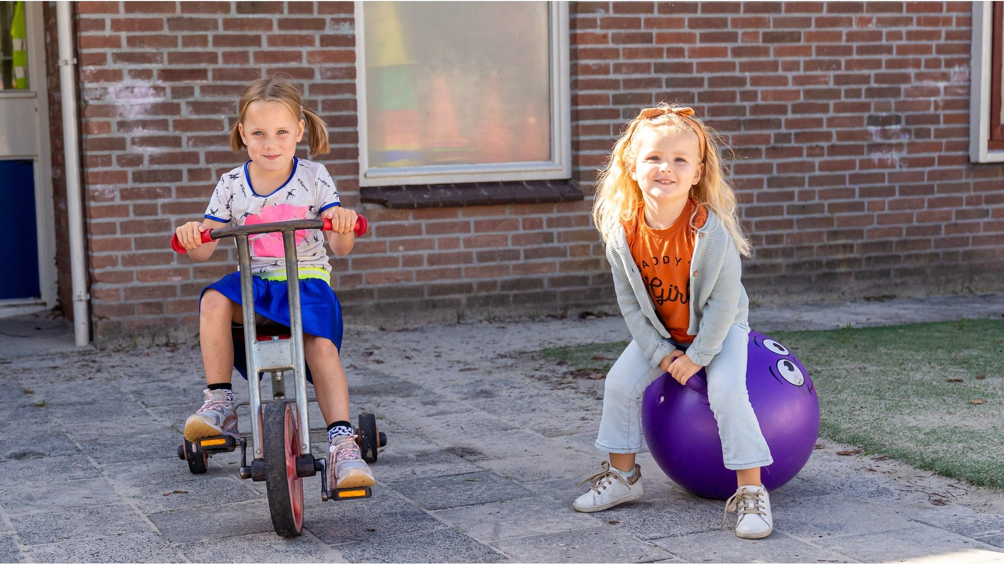 Twee kinderen spelen op het schoolplein van Christelijke Basisschool De Schakel in Dronten. Twee kinderen spelen op het schoolplein van Christelijke Basisschool De Schakel in Dronten.