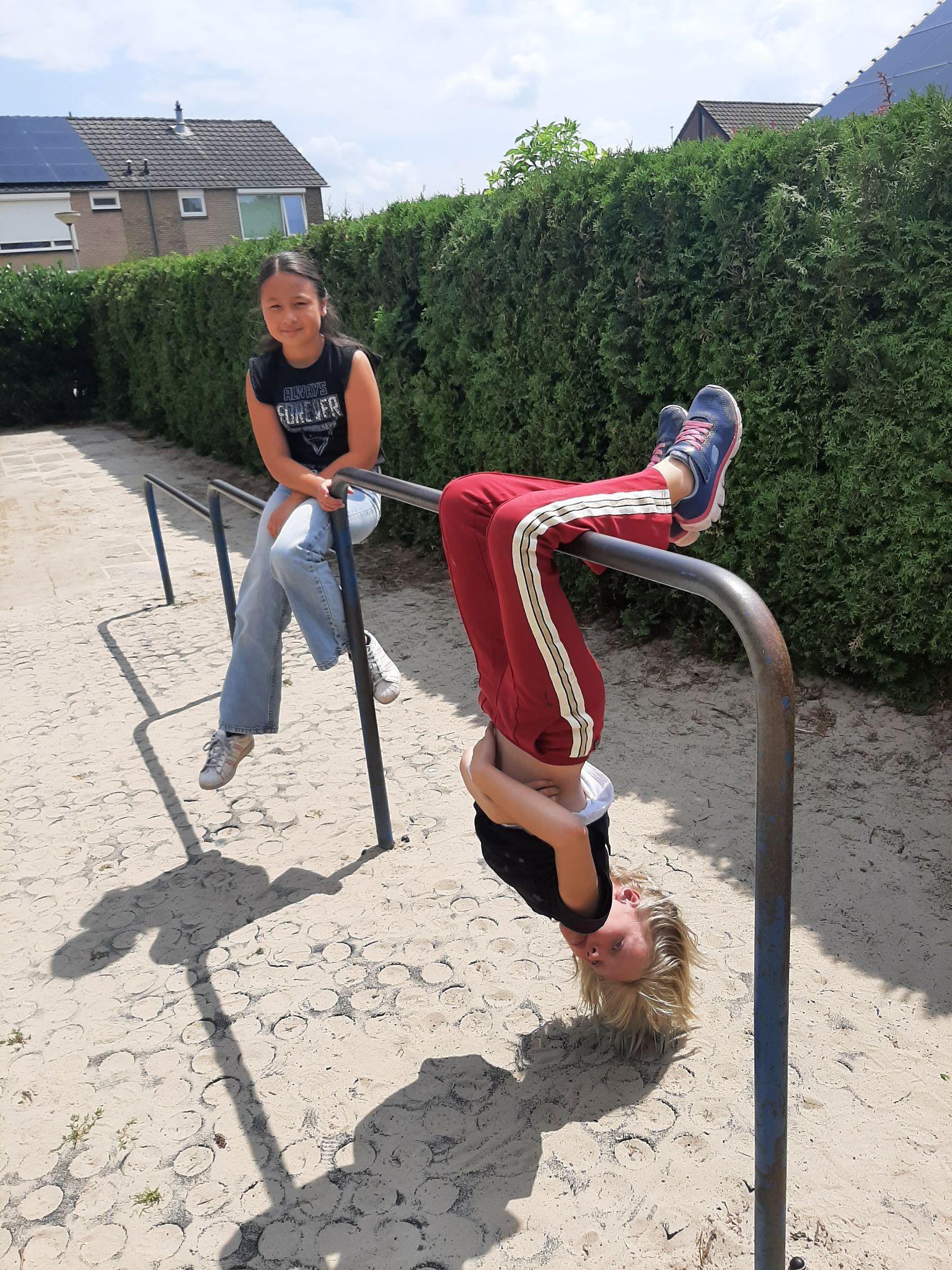 Twee kinderen spelen op het schoolplein van De Wending in Roosendaal. Twee kinderen spelen op het schoolplein van De Wending in Roosendaal.