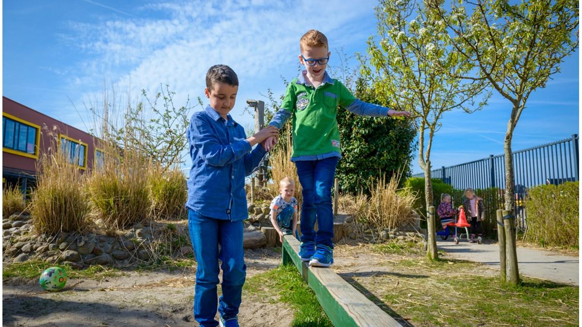 Twee kinderen spelen op het schoolplein van IKC De Kroon in Anna Paulowna. Twee kinderen spelen op het schoolplein van IKC De Kroon in Anna Paulowna.