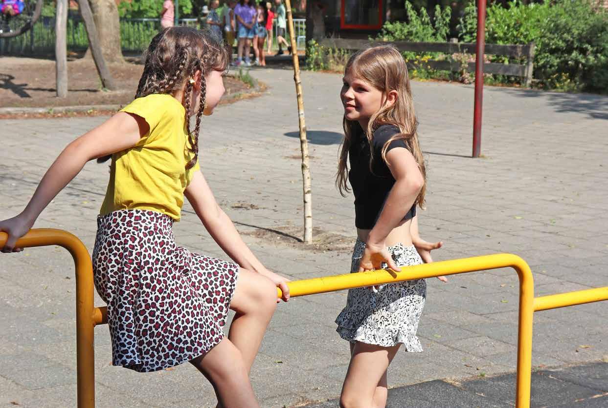 Twee kinderen spelen op het schoolplein van Protestants Christelijke Basisschool De Schakel in Leersum. Twee kinderen spelen op het schoolplein van Protestants Christelijke Basisschool De Schakel in Leersum.