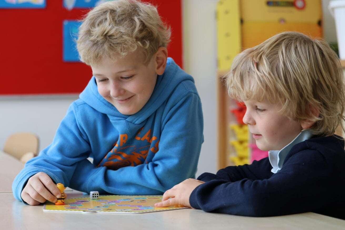 Twee kinderen spelen samen een bordspel in de klas van basisschool Het Avontuur in Dalfsen.
