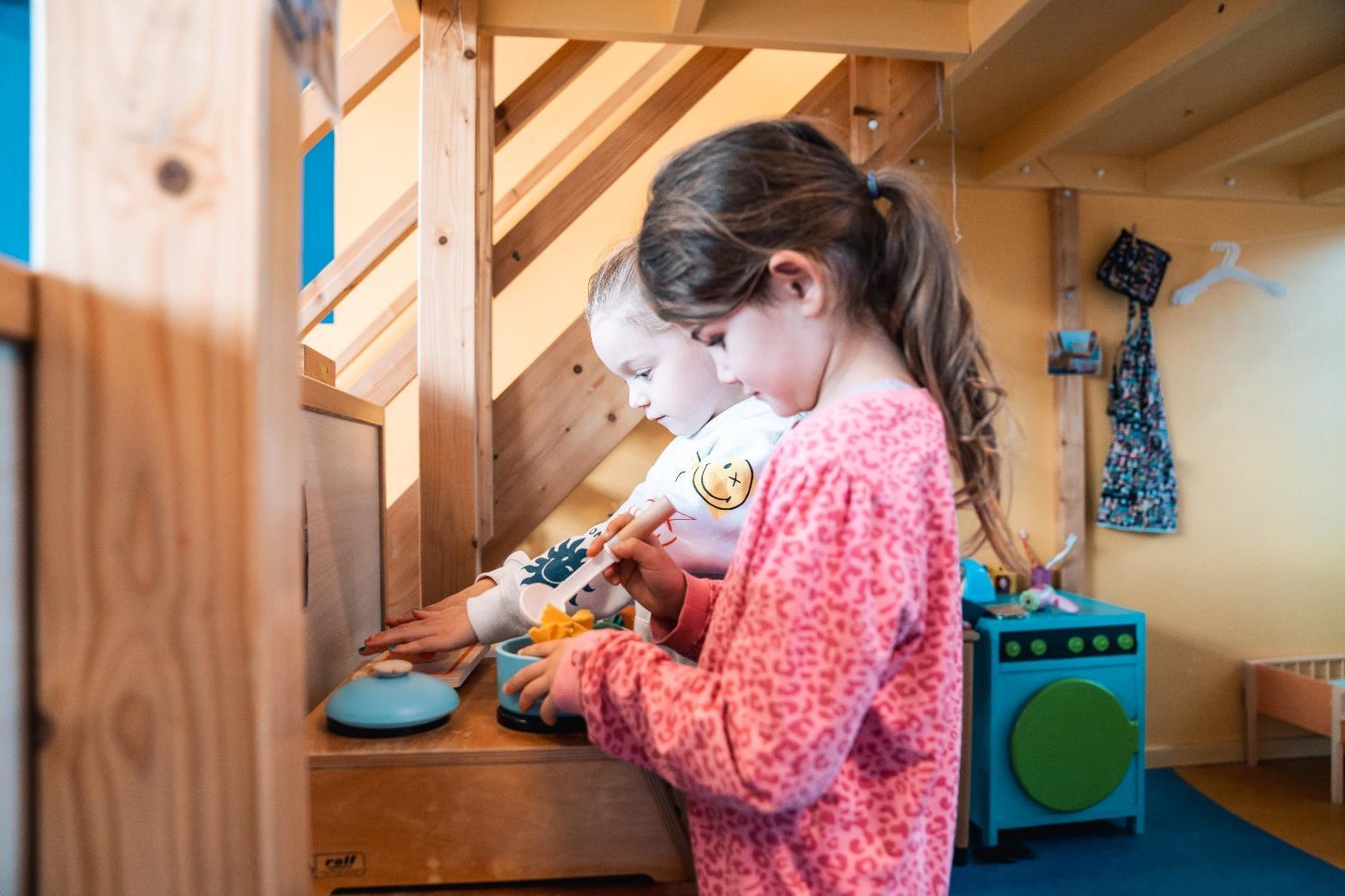 Twee kinderen spelen samen in de speelruimte van IKC Bernadette Maria in Delft. Twee kinderen spelen samen in de speelruimte van IKC Bernadette Maria in Delft.
