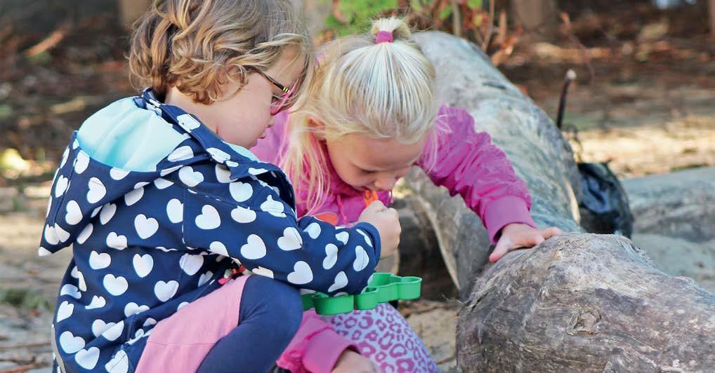 Twee kinderen spelen samen met natuurmaterialen op het schoolplein van Jenaplanschool De Waterval in Lisse. Twee kinderen spelen samen met natuurmaterialen op het schoolplein van Jenaplanschool De Waterval in Lisse.