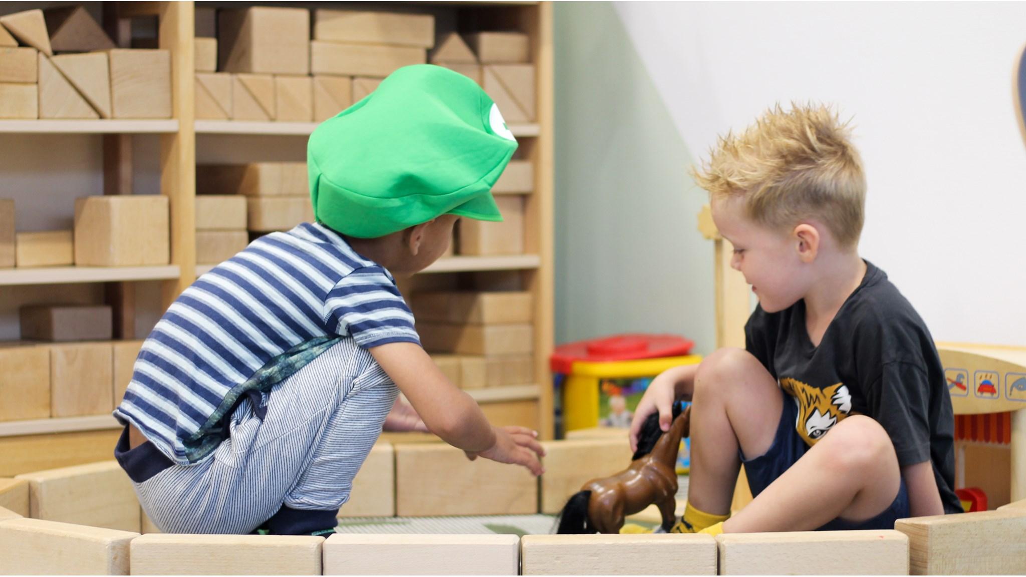 Twee kinderen spelen samen met speelgoed in de speelruimte van basisschool Het Compas in Emmer-Compascuum. Twee kinderen spelen samen met speelgoed in de speelruimte van basisschool Het Compas in Emmer-Compascuum.