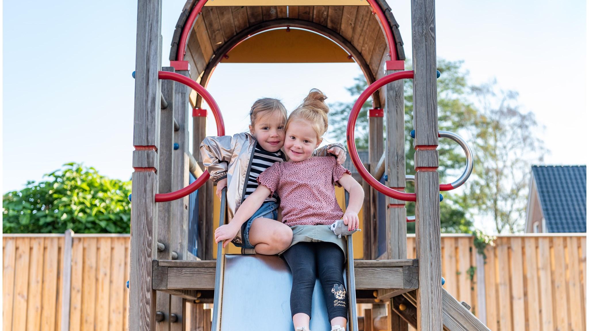 Twee kinderen spelen samen op de speeltoestellen van Basisschool de Maaskei in Mook. Twee kinderen spelen samen op de speeltoestellen van Basisschool de Maaskei in Mook.