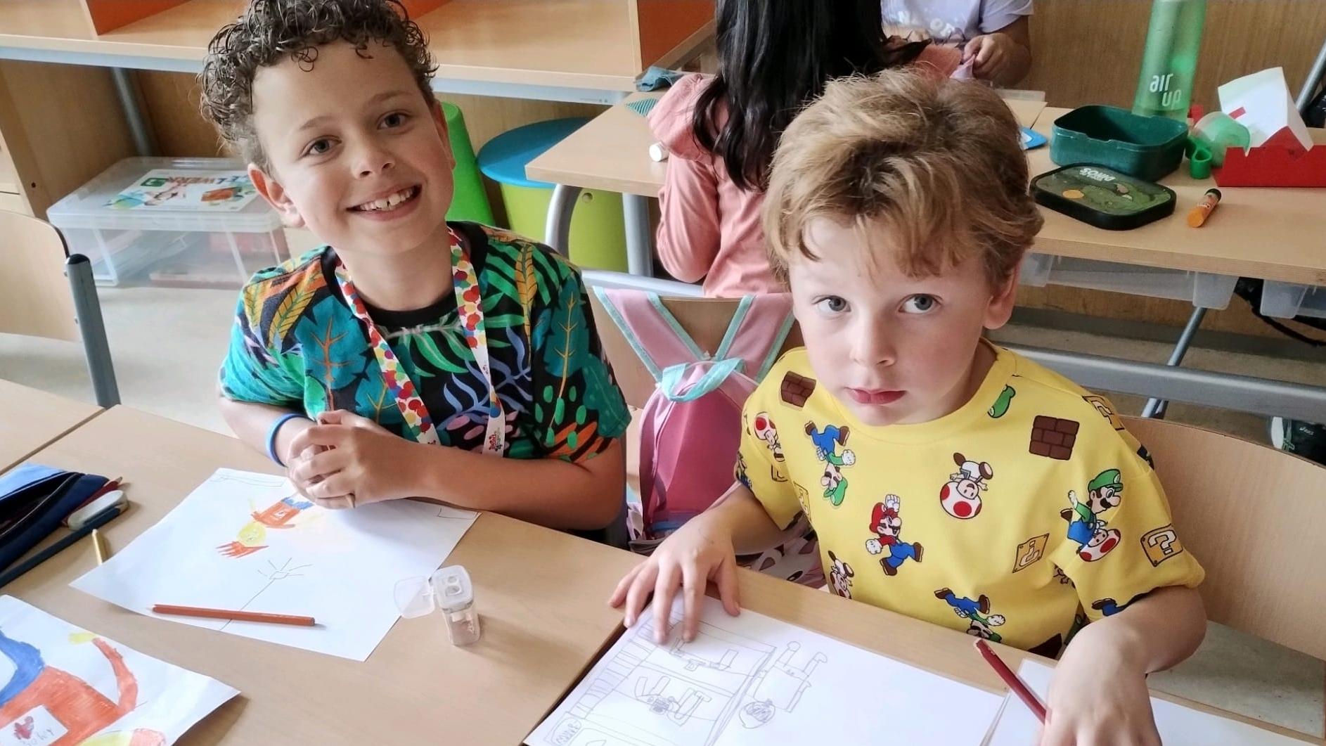 Twee kinderen tekenen in de klas van IKC Stella Nova in Zoetermeer. Twee kinderen tekenen in de klas van IKC Stella Nova in Zoetermeer.
