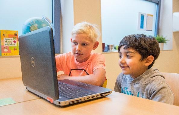 Twee kinderen van basisschool Piet Mondriaan in Abcoude leren samen met een laptop. Twee kinderen van basisschool Piet Mondriaan in Abcoude leren samen met een laptop.