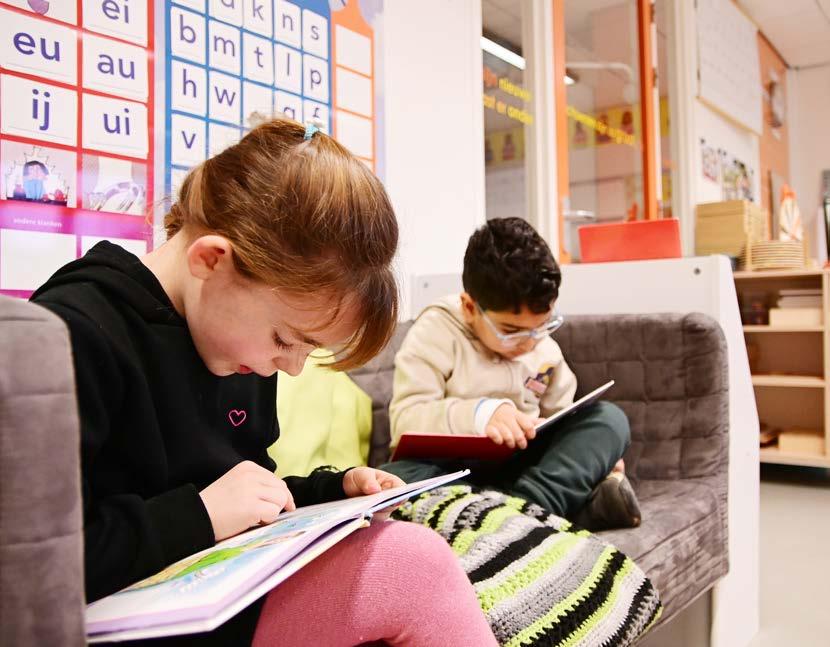 Twee kinderen van Christelijke Basisschool Avonturijn in Hilversum lezen aandachtig in de gang. Twee kinderen van Christelijke Basisschool Avonturijn in Hilversum lezen aandachtig in de gang.