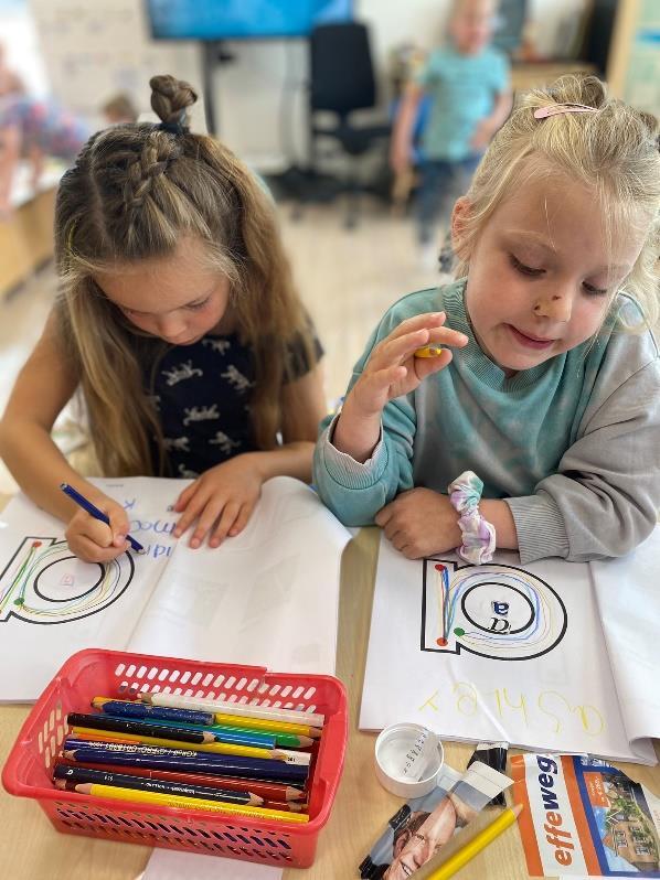 Twee kinderen van de Jozefschool voor Katholiek Basisonderwijs in Hoek van Holland zijn aan het tekenen en kleuren in hun werkboeken. Twee kinderen van de Jozefschool voor Katholiek Basisonderwijs in Hoek van Holland zijn aan het tekenen en kleuren in hun werkboeken.