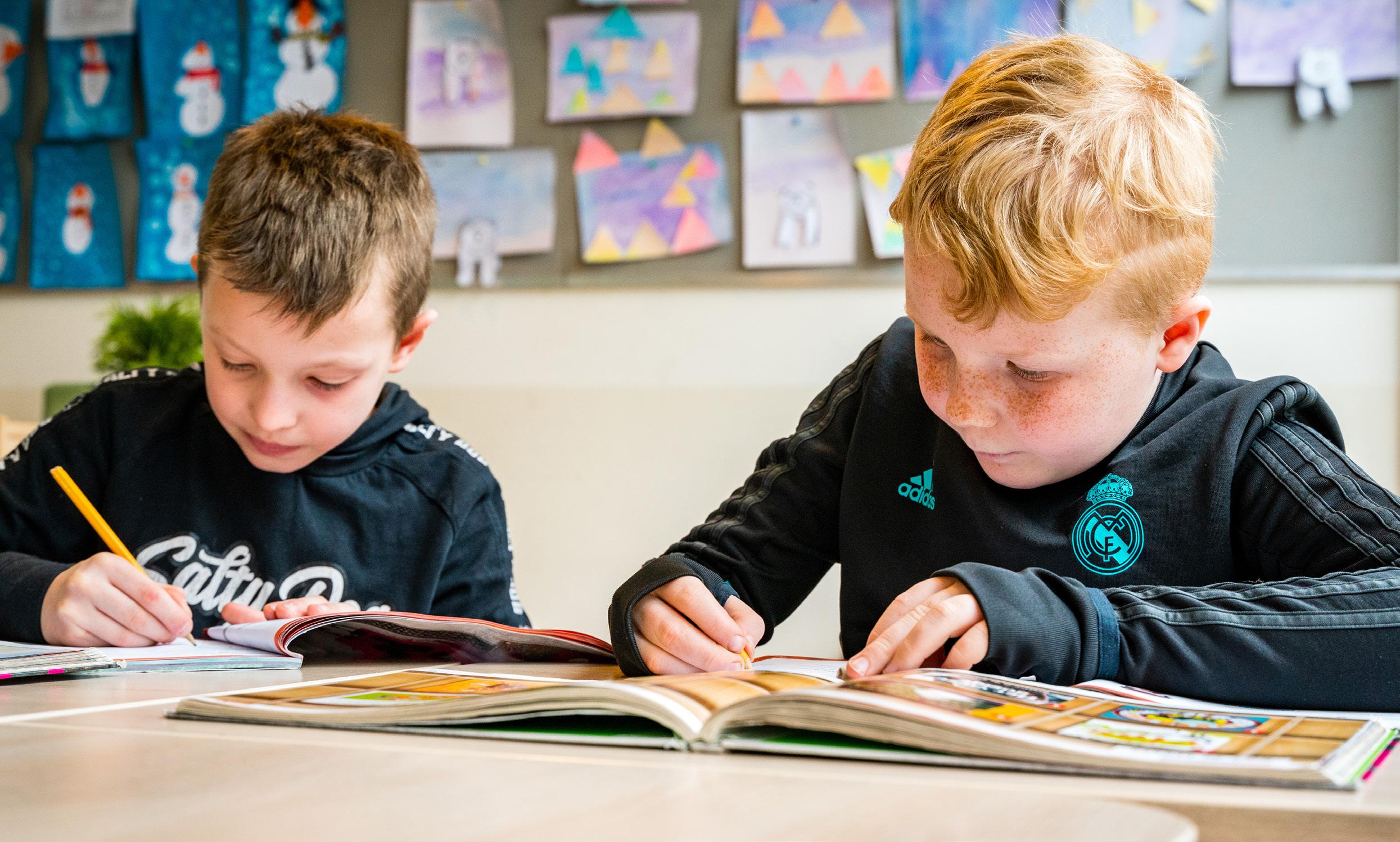 Twee kinderen van de Katholieke Basisschool De Hasselbraam in Etten-Leur zijn druk bezig met hun teken- en kleurboeken. Twee kinderen van de Katholieke Basisschool De Hasselbraam in Etten-Leur zijn druk bezig met hun teken- en kleurboeken.