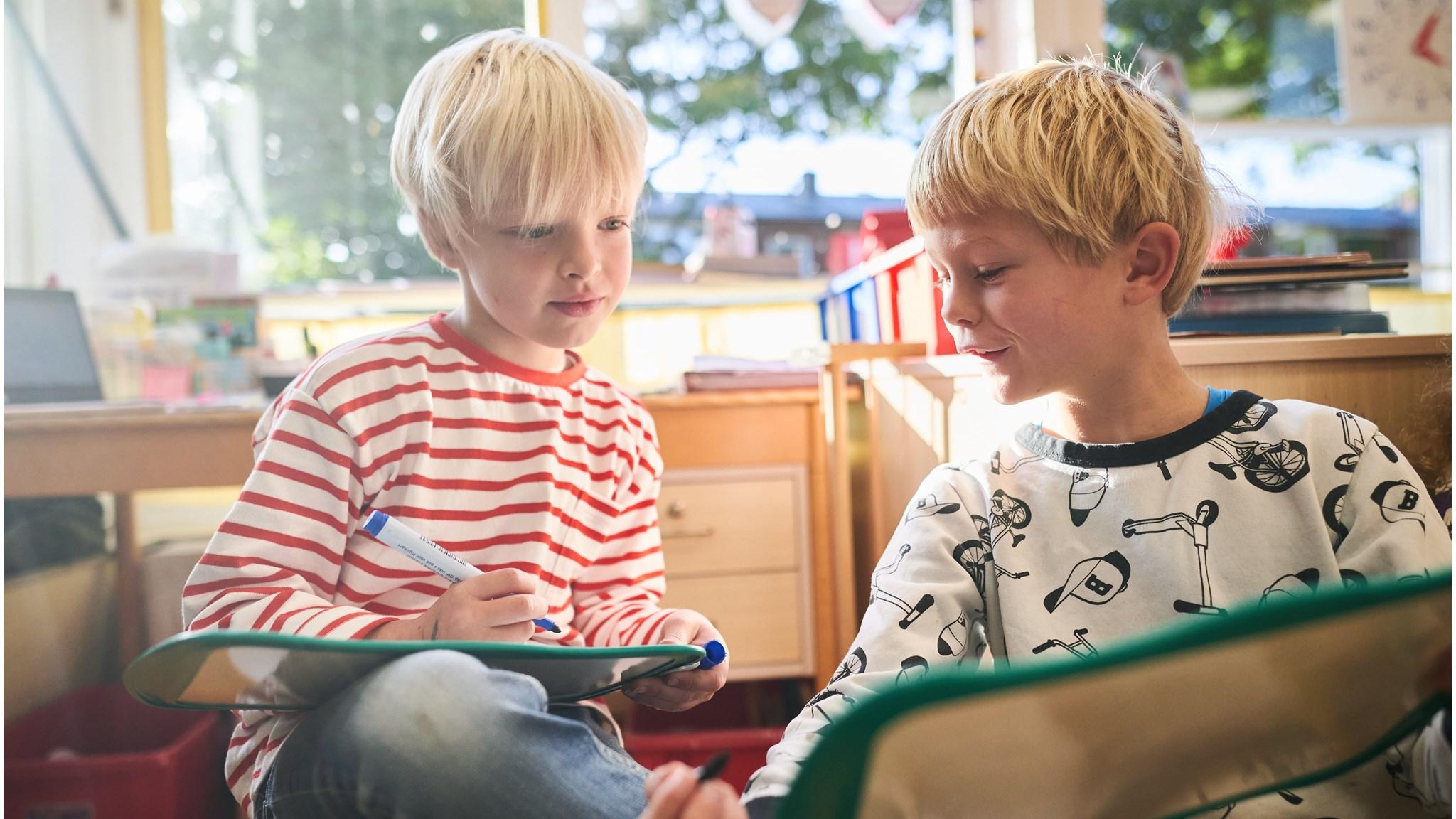 Twee kinderen van OJS De Petteflet in Groningen zijn bezig met tekenen in de klas. Twee kinderen van OJS De Petteflet in Groningen zijn bezig met tekenen in de klas.