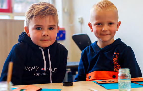 Twee kinderen werken aan een creatieve activiteit in de klas van basisschool Paulus in Enschede. Twee kinderen werken aan een creatieve activiteit in de klas van basisschool Paulus in Enschede.