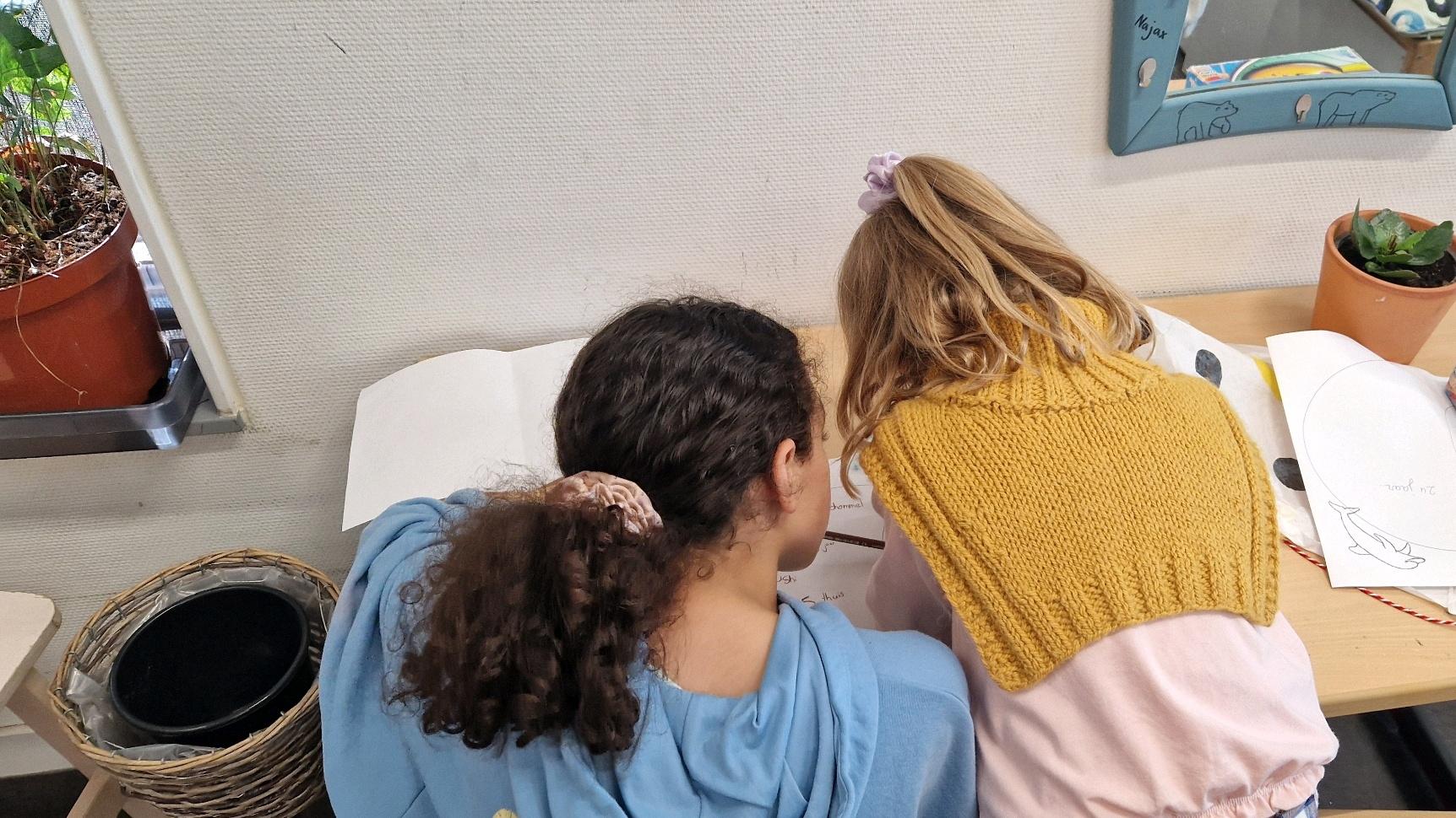 Twee kinderen werken samen aan een creatieve activiteit in de Jenaplanschool Montini in Baarn. Twee kinderen werken samen aan een creatieve activiteit in de Jenaplanschool Montini in Baarn.