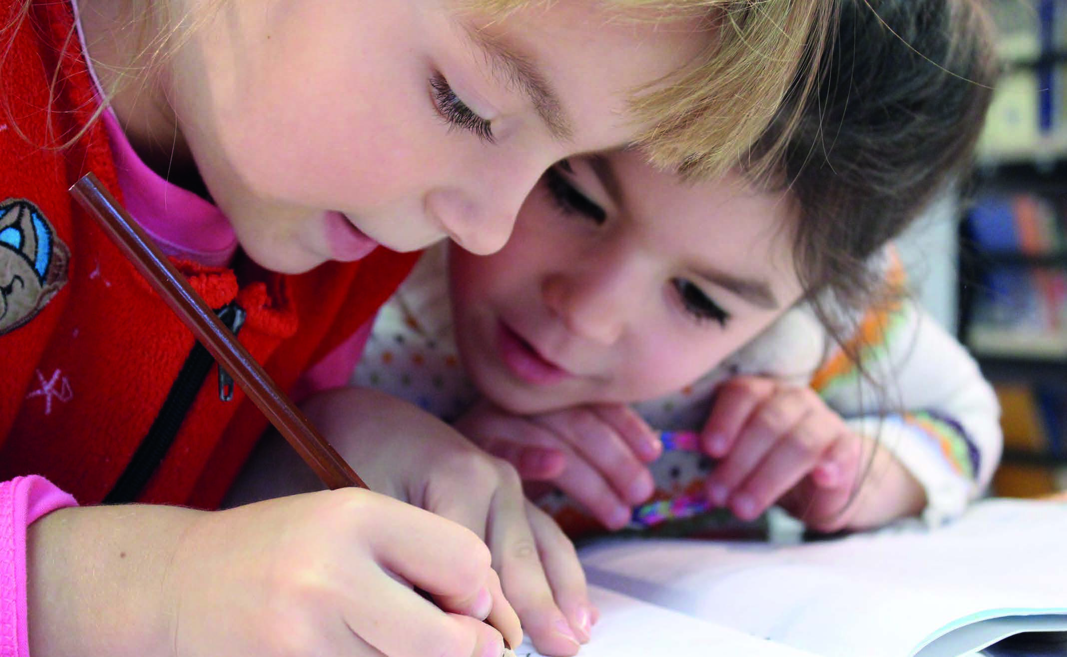 Twee kinderen werken samen aan een creatieve opdracht op Openbare Basisschool De Piramide in Ridderkerk. Twee kinderen werken samen aan een creatieve opdracht op Openbare Basisschool De Piramide in Ridderkerk.