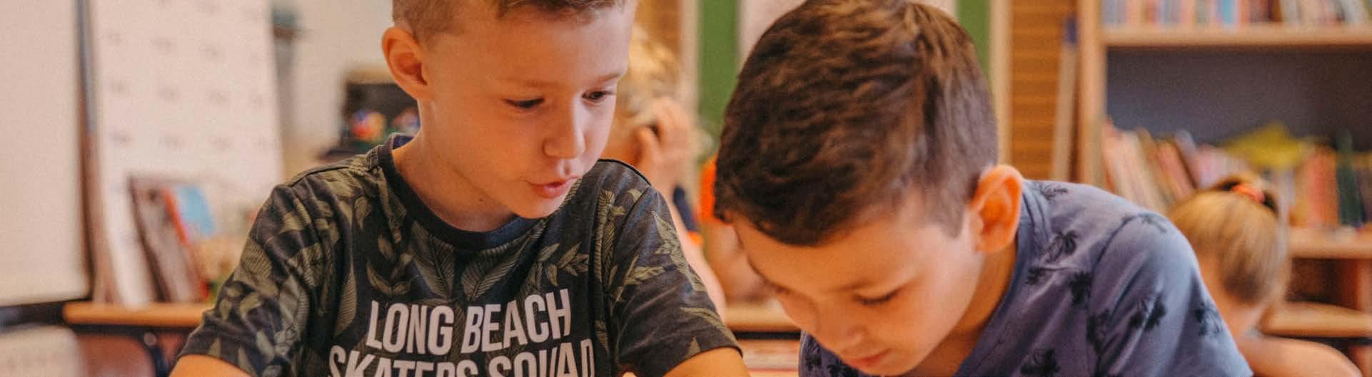 Twee kinderen werken samen aan een opdracht in de klas van Christelijke Basisschool de Roerganger in Heerenveen. Twee kinderen werken samen aan een opdracht in de klas van Christelijke Basisschool de Roerganger in Heerenveen.