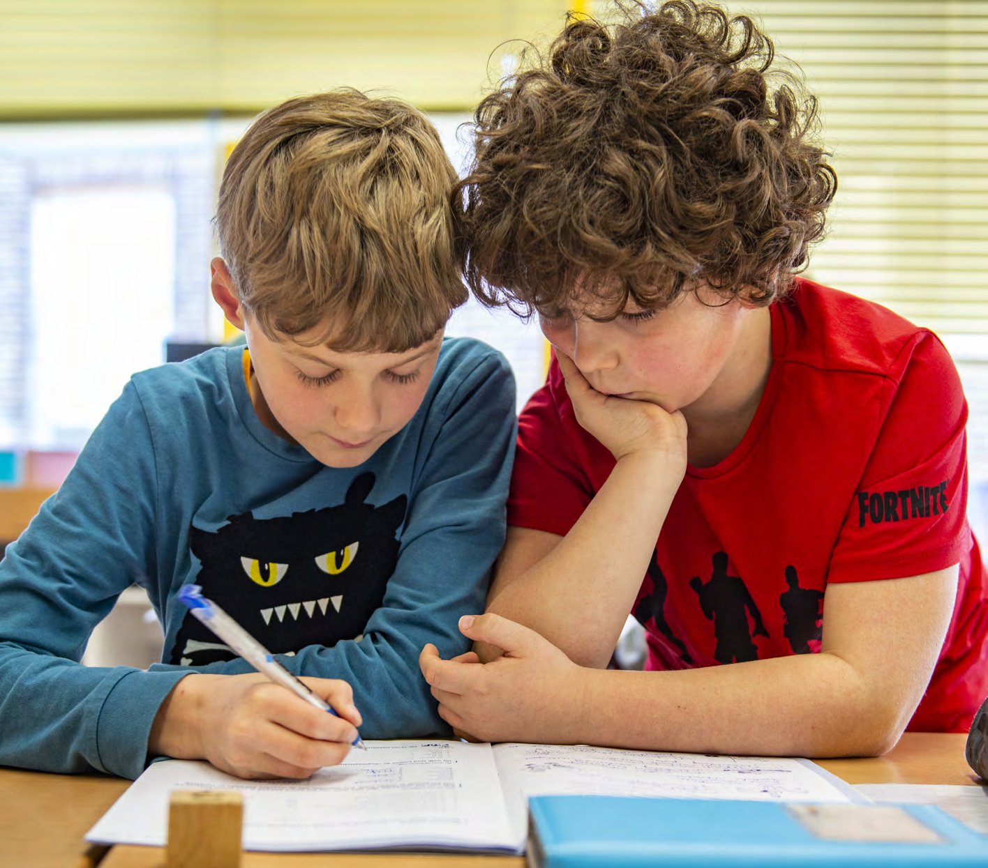 Twee kinderen werken samen aan een opdracht in de klas van Daltonschool De Westerkim in Zaandam. Twee kinderen werken samen aan een opdracht in de klas van Daltonschool De Westerkim in Zaandam.