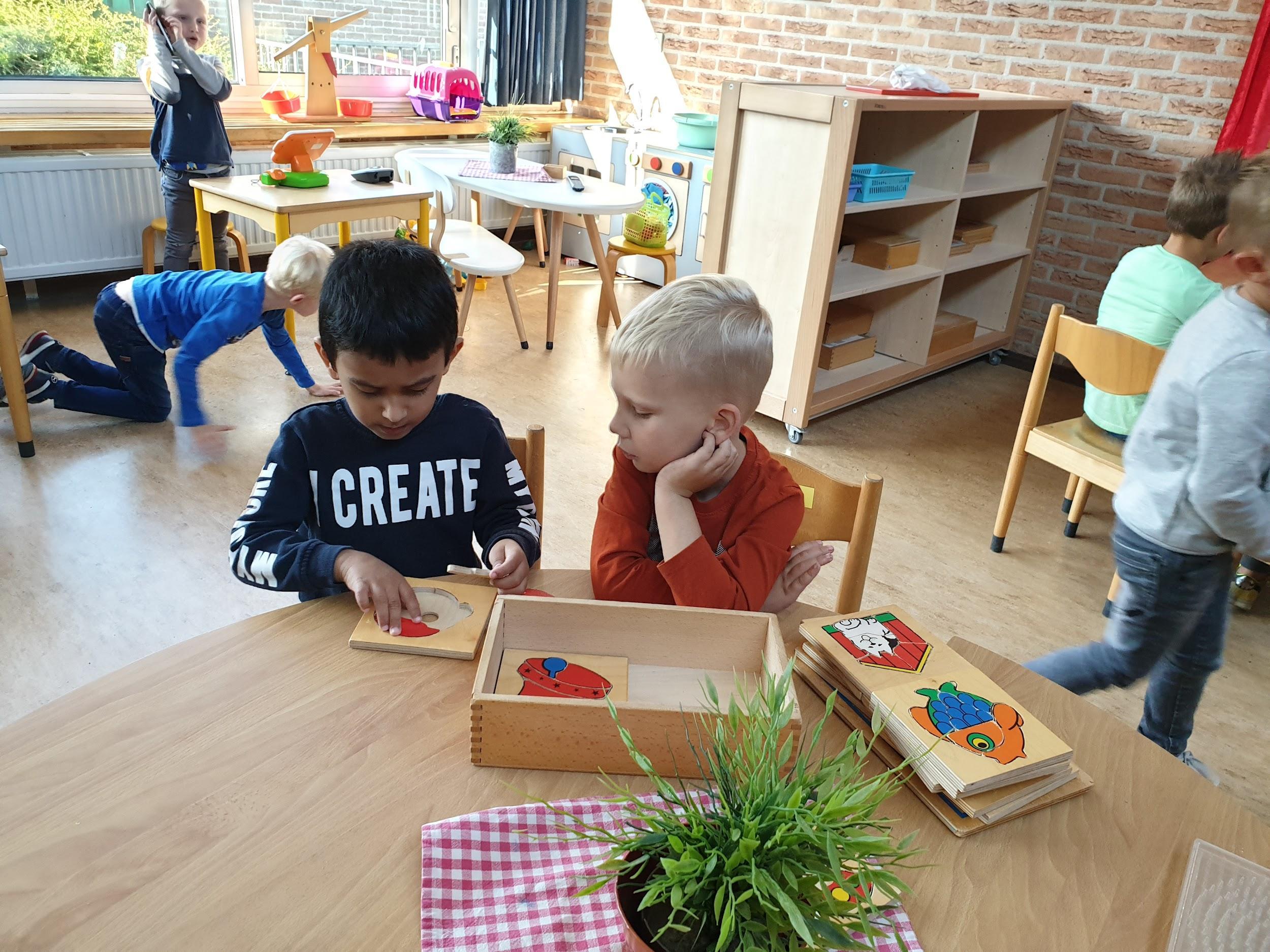 Twee kinderen werken samen aan een puzzel in de klas van Basisschool De Wegwijzer in Wijk bij Duurstede. Twee kinderen werken samen aan een puzzel in de klas van Basisschool De Wegwijzer in Wijk bij Duurstede.