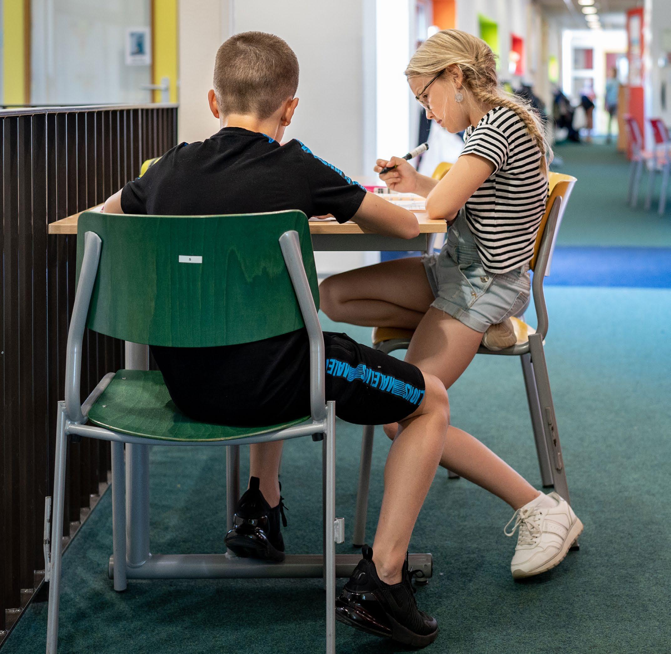 Twee kinderen werken samen aan een tafel in de Hubertusschool in Herten. Twee kinderen werken samen aan een tafel in de Hubertusschool in Herten.