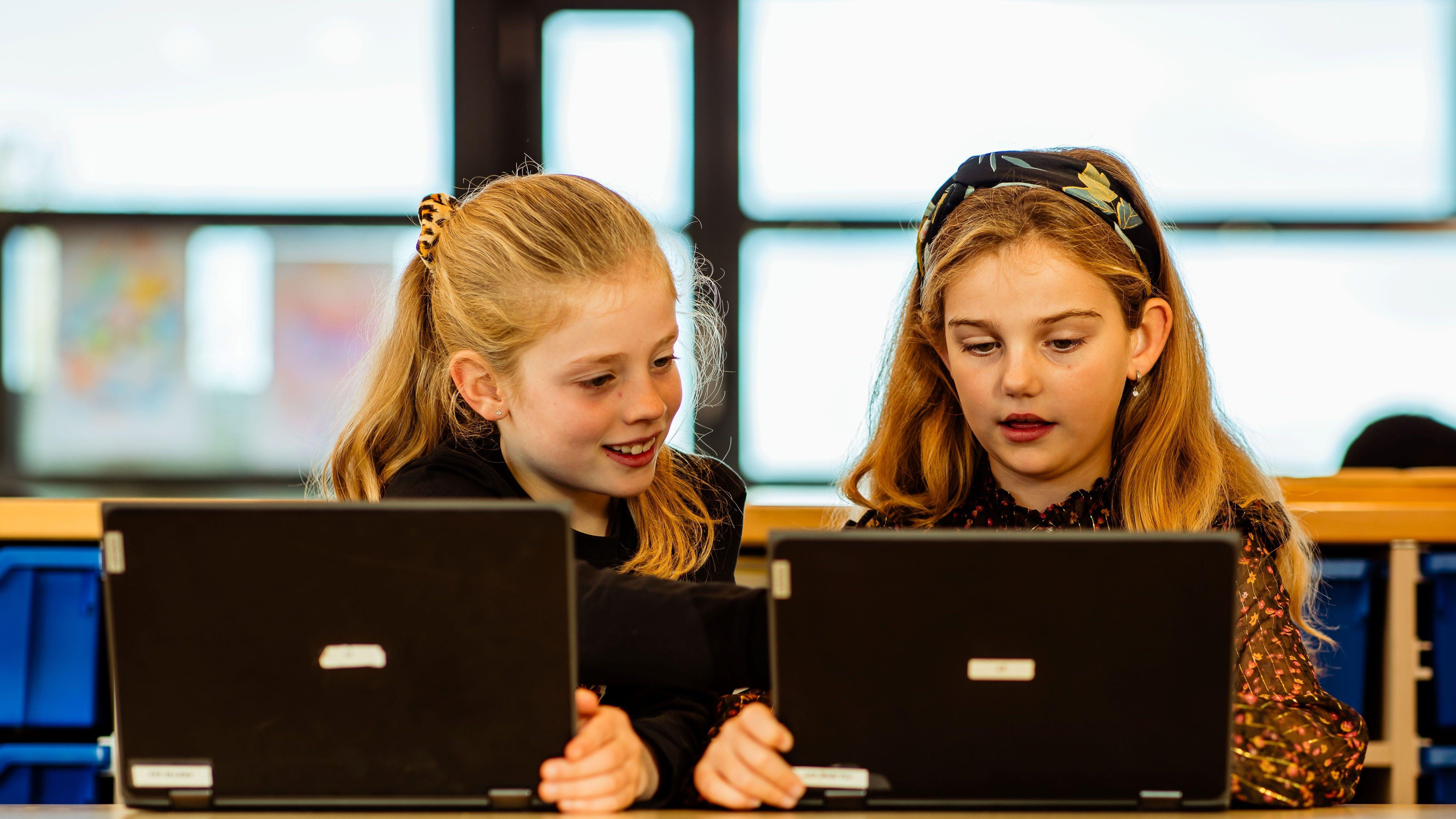 Twee kinderen werken samen aan laptops in de klas van Basisschool Het Tweespan in Giessenburg. Twee kinderen werken samen aan laptops in de klas van Basisschool Het Tweespan in Giessenburg.