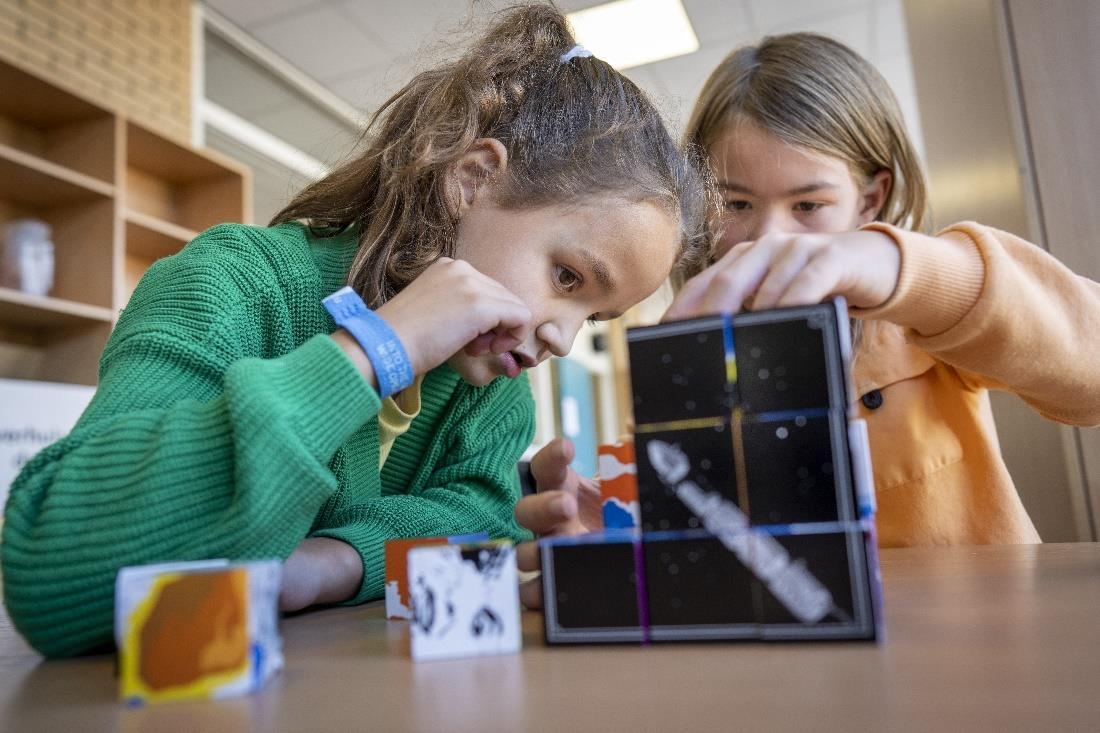 Twee kinderen zijn bezig met puzzelen in de klas van de Albert Schweitzer School in Rotterdam. Twee kinderen zijn bezig met puzzelen in de klas van de Albert Schweitzer School in Rotterdam.