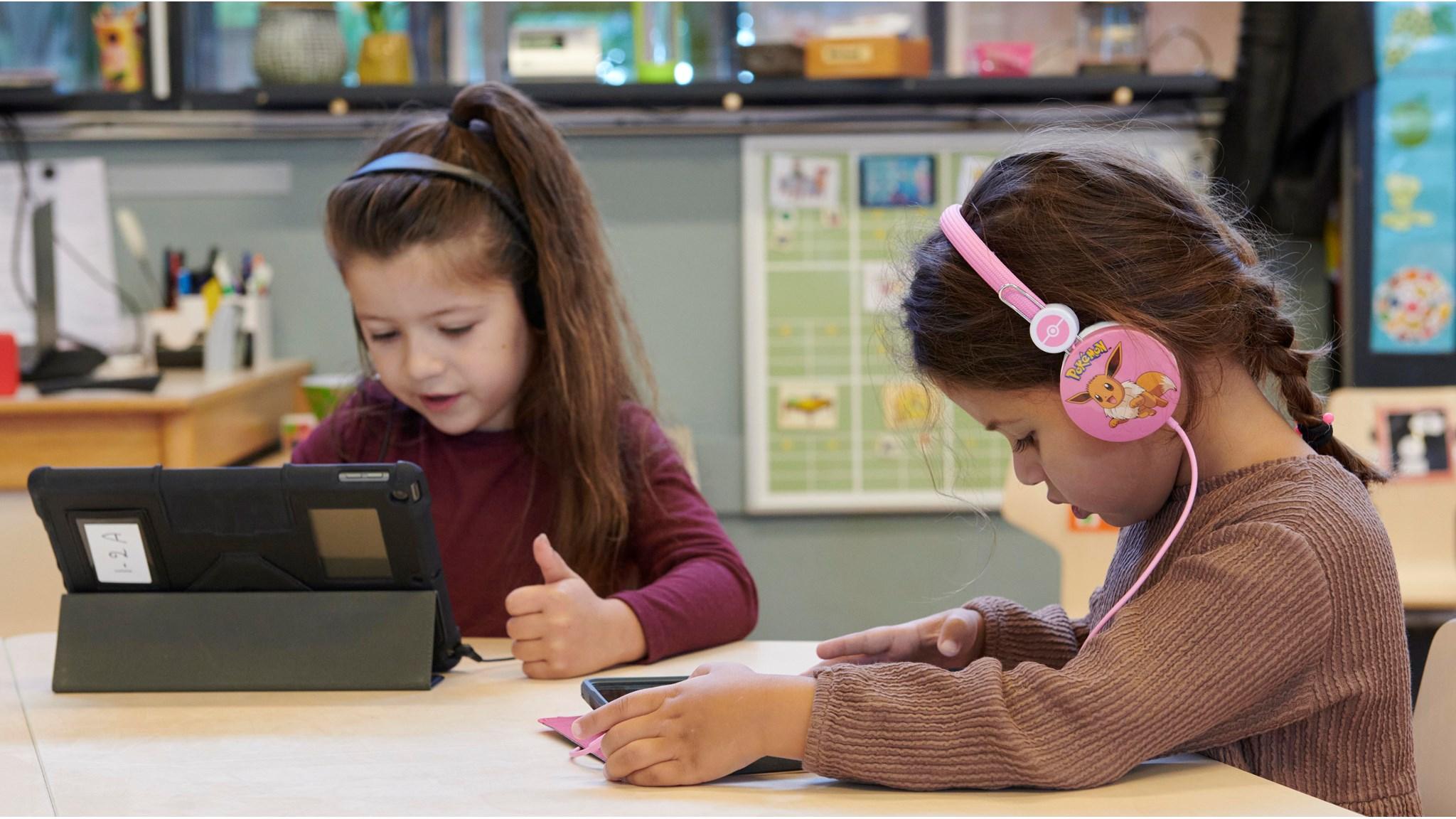 Twee kinderen zijn bezig met tablets in de klas van OBS de Globe in Haarlem. Twee kinderen zijn bezig met tablets in de klas van OBS de Globe in Haarlem.