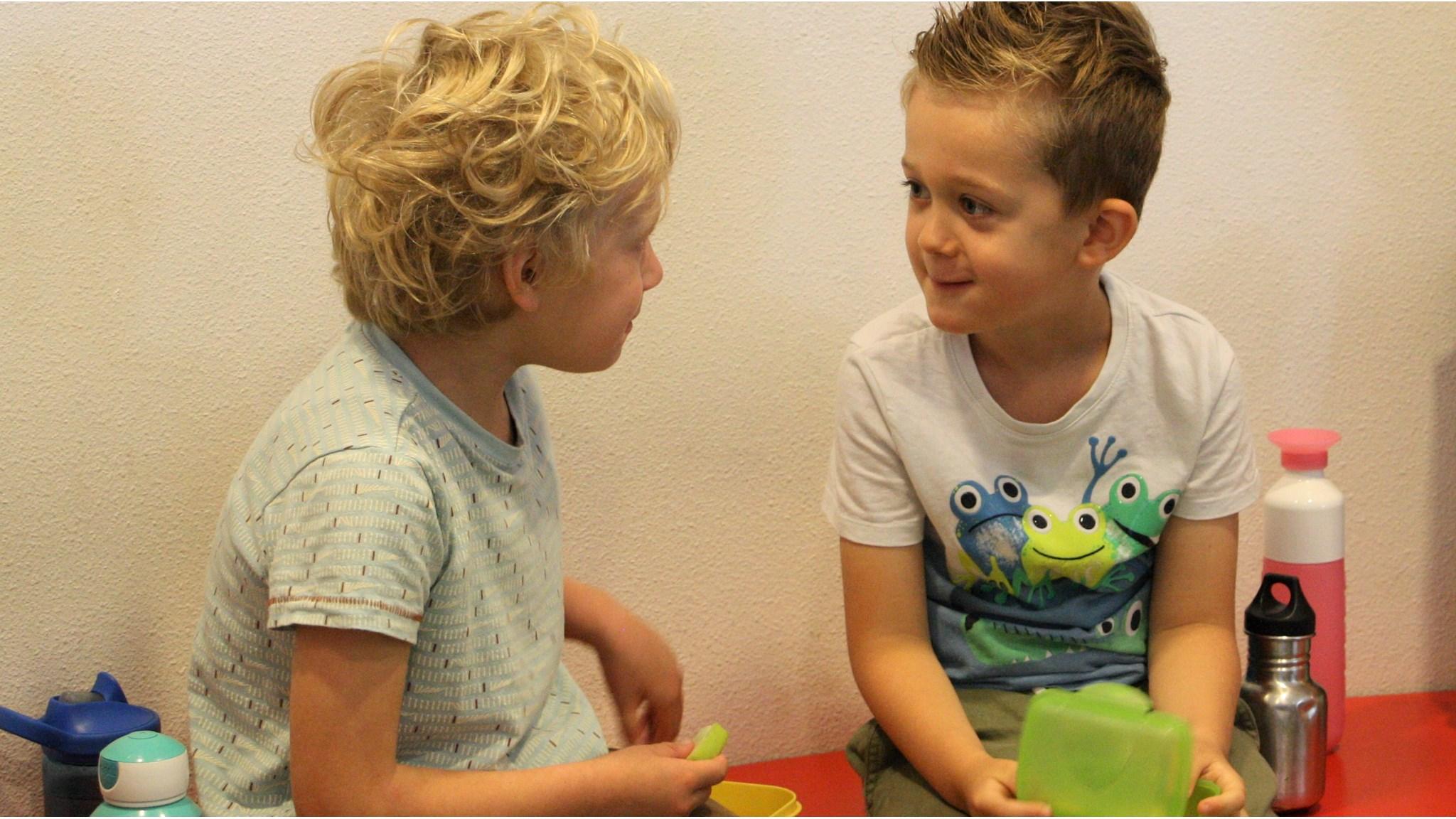 Twee kinderen zitten samen en hebben een gesprek in Jenaplanschool de Duizendpoot in Stramproy. Twee kinderen zitten samen en hebben een gesprek in Jenaplanschool de Duizendpoot in Stramproy.