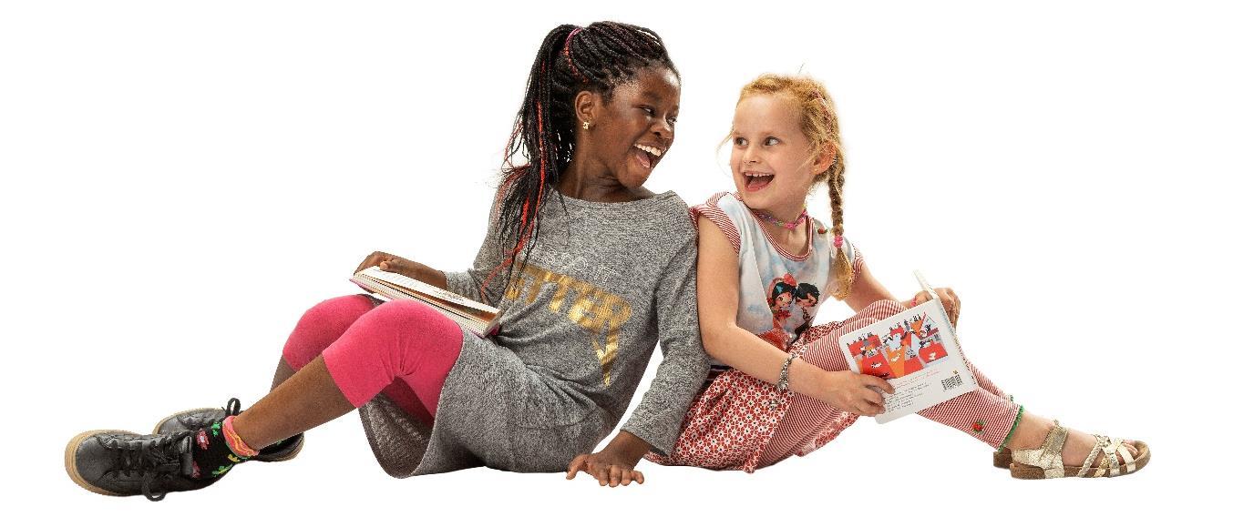 Twee lachende kinderen lezen boeken op CBS Nijdjip in Grou. Twee lachende kinderen lezen boeken op CBS Nijdjip in Grou.