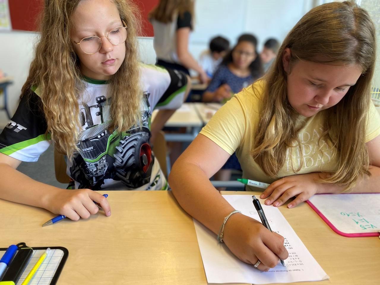 Twee leerlingen aan de Prins Willem Alexanderschool in Ophemert werken geconcentreerd aan hun schoolopdrachten. Twee leerlingen aan de Prins Willem Alexanderschool in Ophemert werken geconcentreerd aan hun schoolopdrachten.