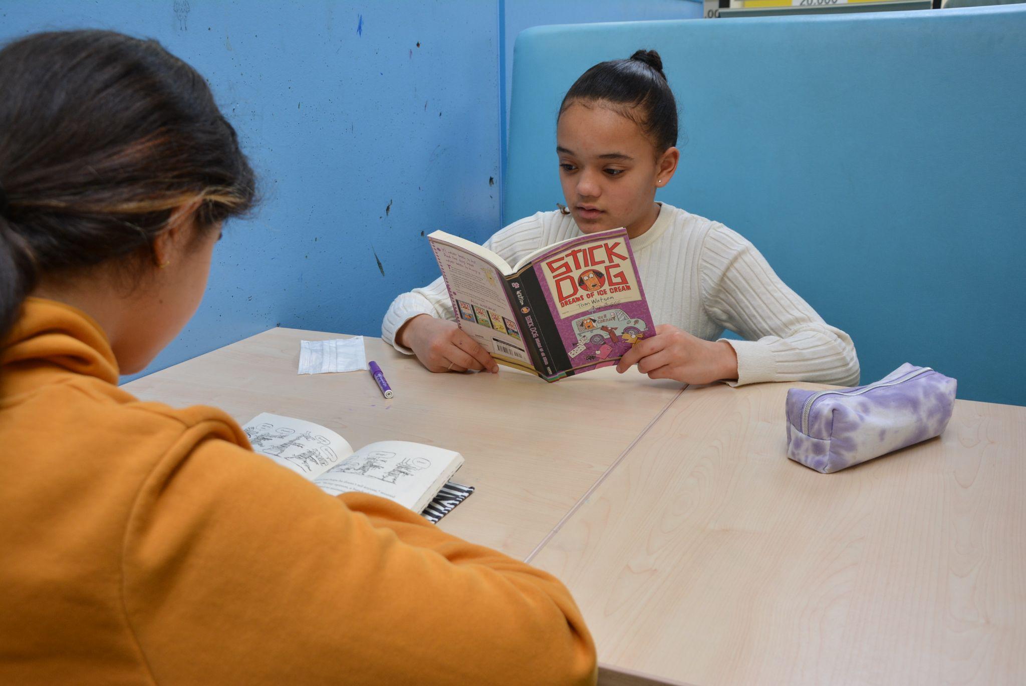 Twee leerlingen lezen boeken aan CBS De Klimop in Ridderkerk. Twee leerlingen lezen boeken aan CBS De Klimop in Ridderkerk.