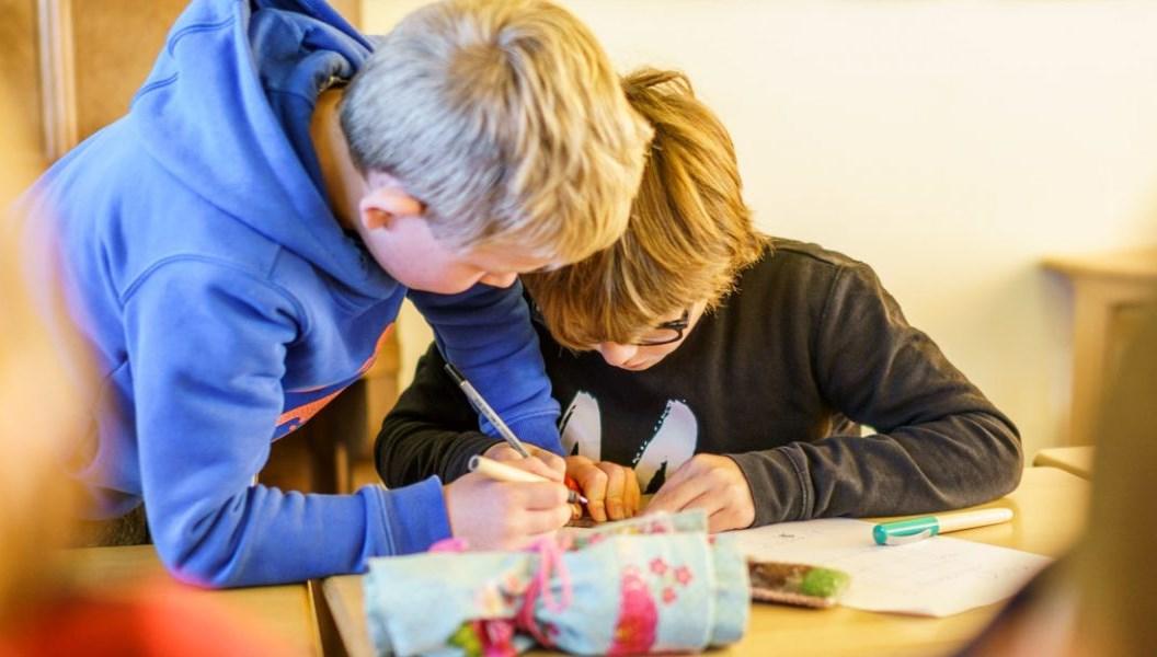Twee leerlingen op de Dordtse Vrije School in Dordrecht werken samen aan een creatief project. Twee leerlingen op de Dordtse Vrije School in Dordrecht werken samen aan een creatief project.