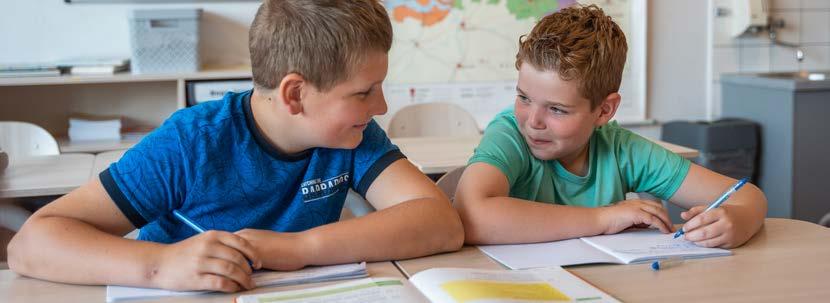 Twee leerlingen van Basisschool Lambertus in Vessem werken samen aan hun opdrachten. Twee leerlingen van Basisschool Lambertus in Vessem werken samen aan hun opdrachten.