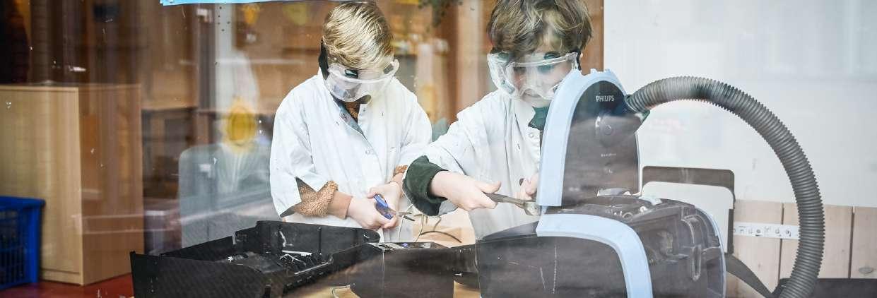 Twee leerlingen van Basisschool M Wiegman in Bergen (Noord-Holland) zijn bezig met technische vaardigheden in een workshop. Twee leerlingen van Basisschool M Wiegman in Bergen (Noord-Holland) zijn bezig met technische vaardigheden in een workshop.