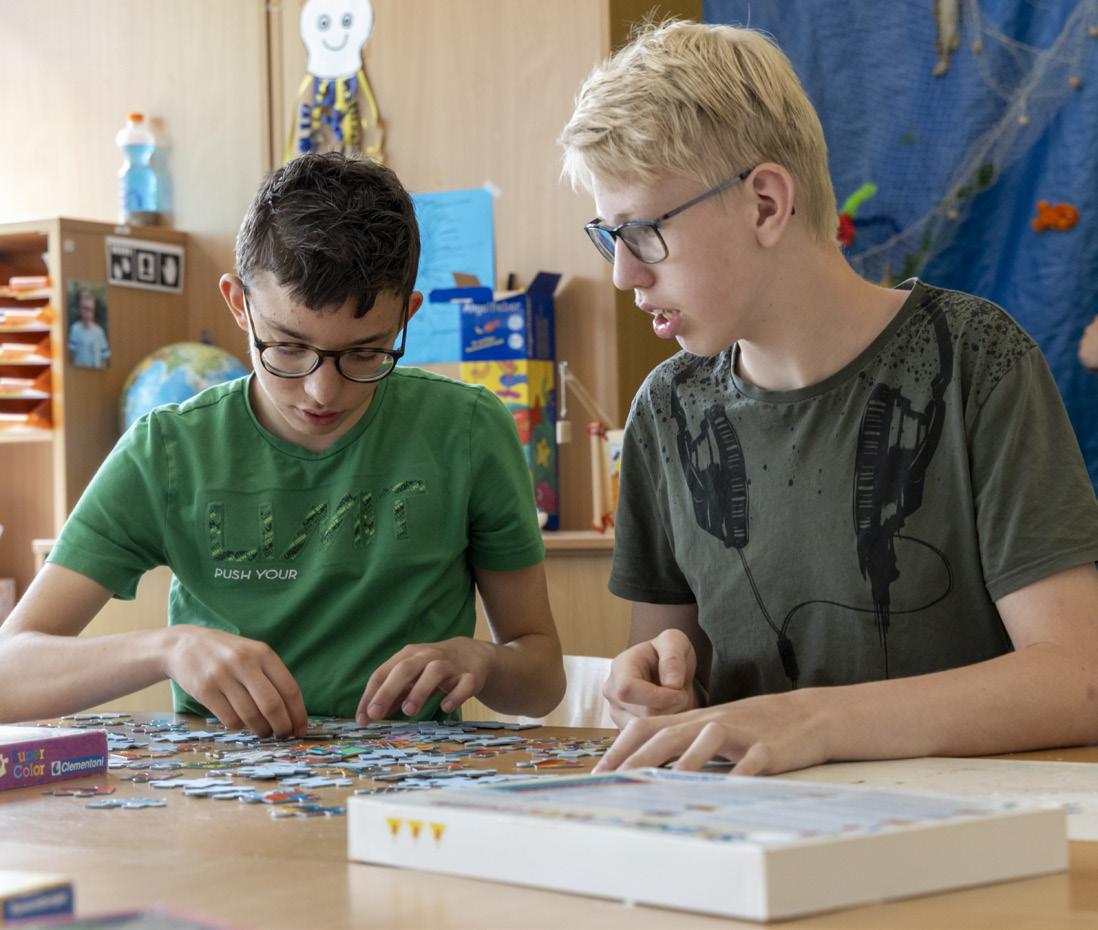 Twee leerlingen van De Cirkel Christelijk Onderwijs ZML in Gorinchem zijn samen bezig met een puzzel.