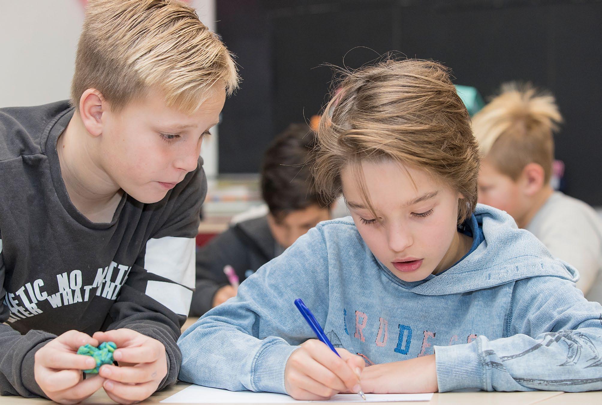 Twee leerlingen van de Houtrustschool in Den Haag werken samen aan een schoolopdracht. Twee leerlingen van de Houtrustschool in Den Haag werken samen aan een schoolopdracht.