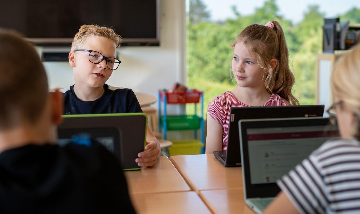 Twee leerlingen van de Hubertusschool in Herten hebben een interactieve les met hun laptops. Twee leerlingen van de Hubertusschool in Herten hebben een interactieve les met hun laptops.