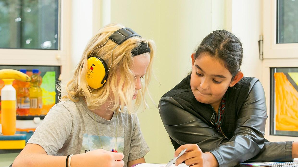 Twee leerlingen van de Jan Ligthartschool in Wapenveld werken samen aan een schoolproject. Twee leerlingen van de Jan Ligthartschool in Wapenveld werken samen aan een schoolproject.