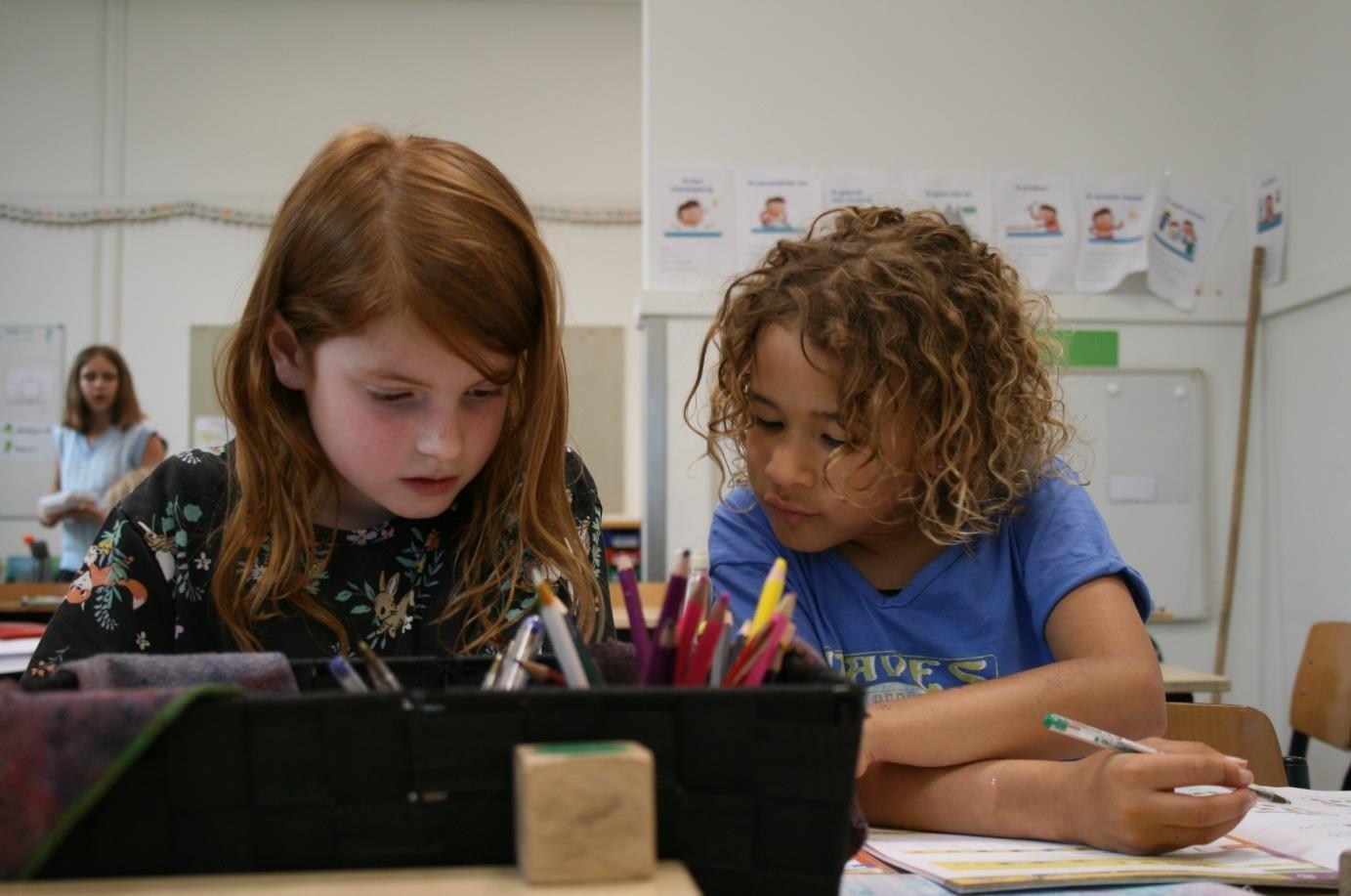 Twee leerlingen van de Oecumenische Basisschool Frankendael in Amsterdam werken samen aan een creatieve activiteit in de klas. Twee leerlingen van de Oecumenische Basisschool Frankendael in Amsterdam werken samen aan een creatieve activiteit in de klas.