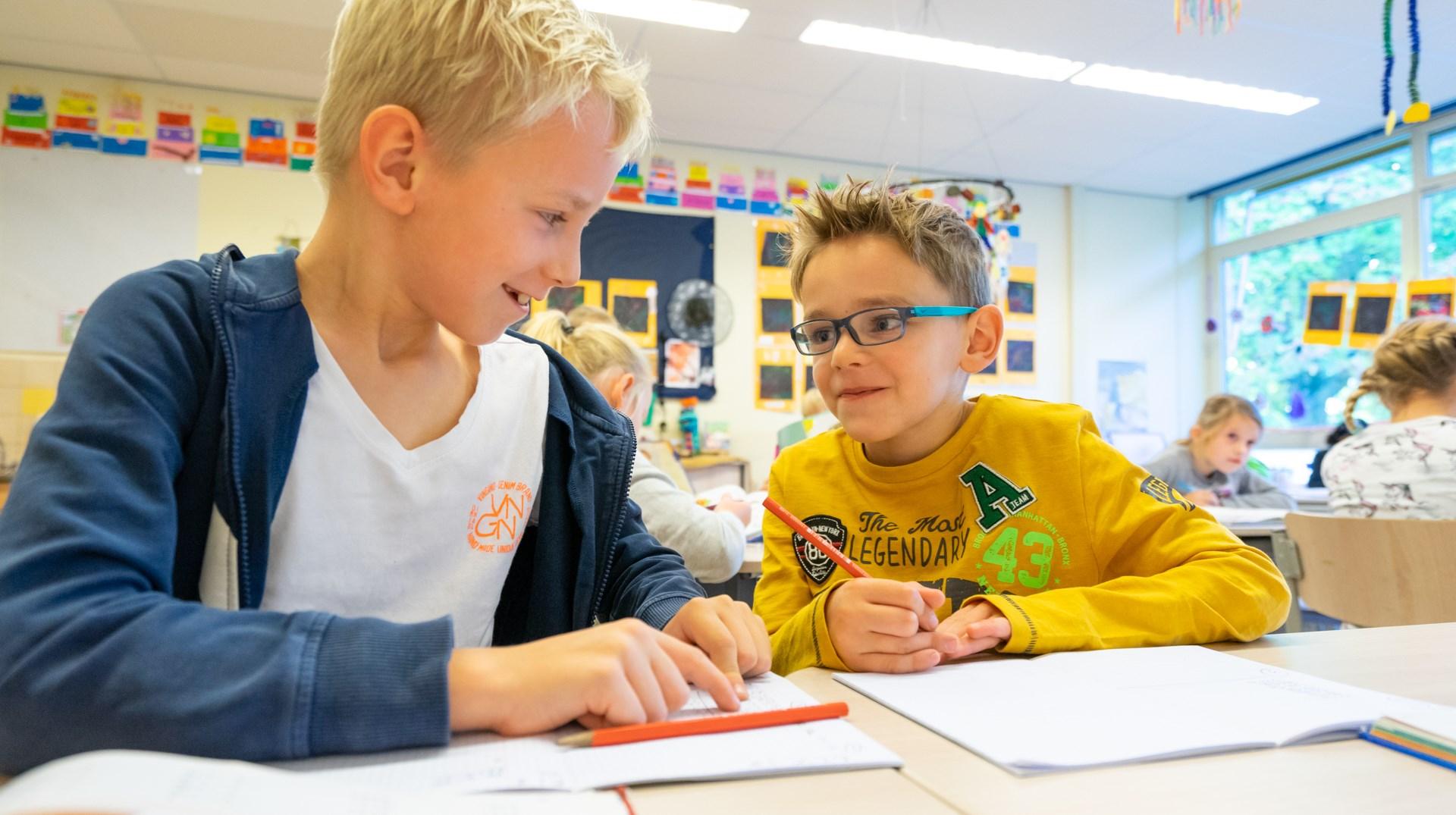 Twee leerlingen van De Zuidwester in Heiloo werken samen aan een schoolopdracht.