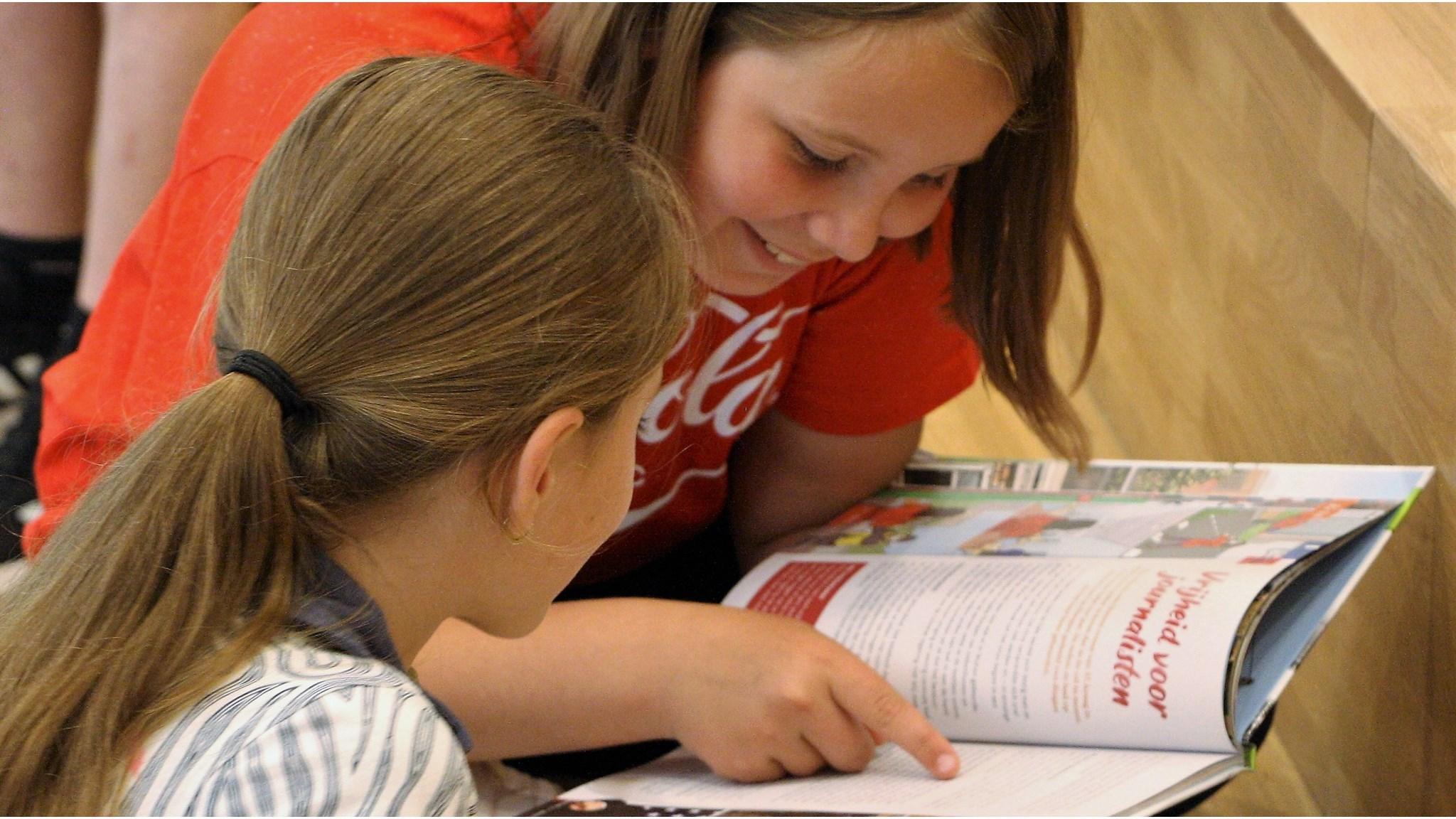 Twee leerlingen van Jenaplanschool de Duizendpoot in Stramproy lezen en bespreken samen een boek. Twee leerlingen van Jenaplanschool de Duizendpoot in Stramproy lezen en bespreken samen een boek.