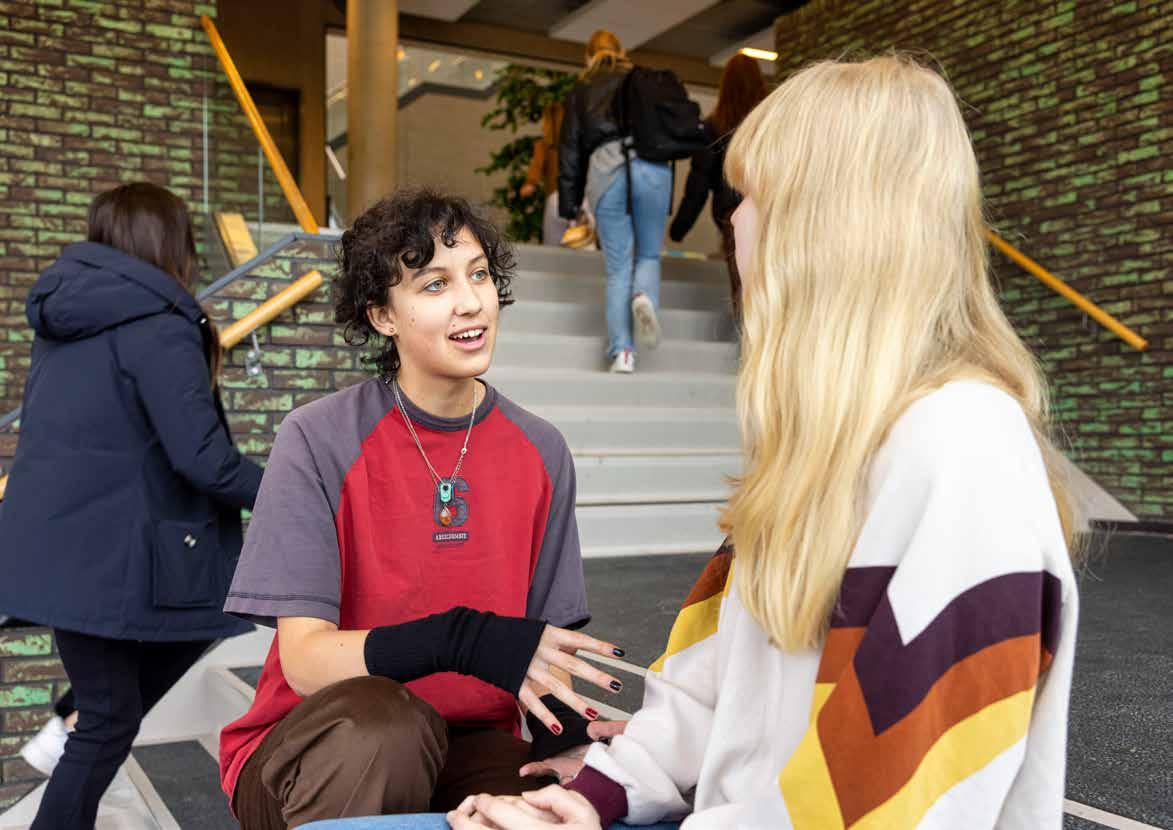 Twee leerlingen van Montessori Campus 0-18 PO in Almere voeren een gesprek op de trap van de school. Twee leerlingen van Montessori Campus 0-18 PO in Almere voeren een gesprek op de trap van de school.