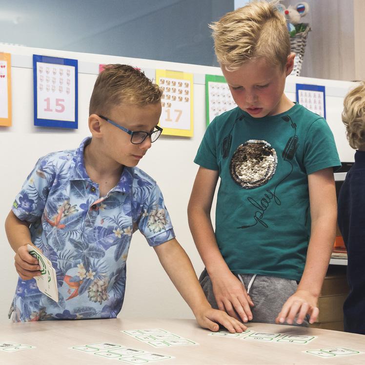 Twee leerlingen van Openbare Basisschool De Hasselbraam in Haaren zijn bezig met een spelletje op school. Twee leerlingen van Openbare Basisschool De Hasselbraam in Haaren zijn bezig met een spelletje op school.