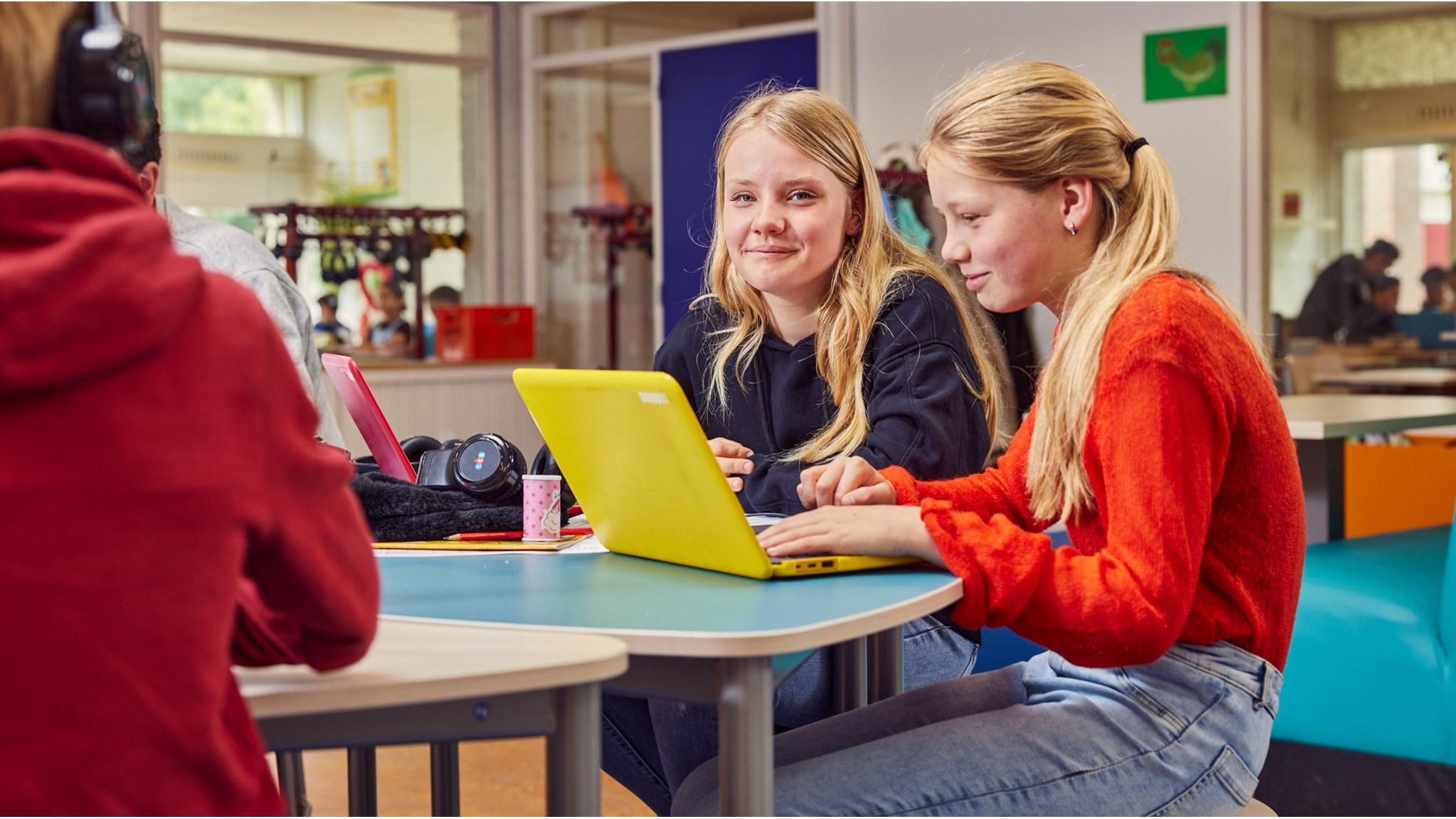 Twee leerlingen werken samen aan een laptop in De Achtsprong, openbare daltonschool in Woerden. Twee leerlingen werken samen aan een laptop in De Achtsprong, openbare daltonschool in Woerden.