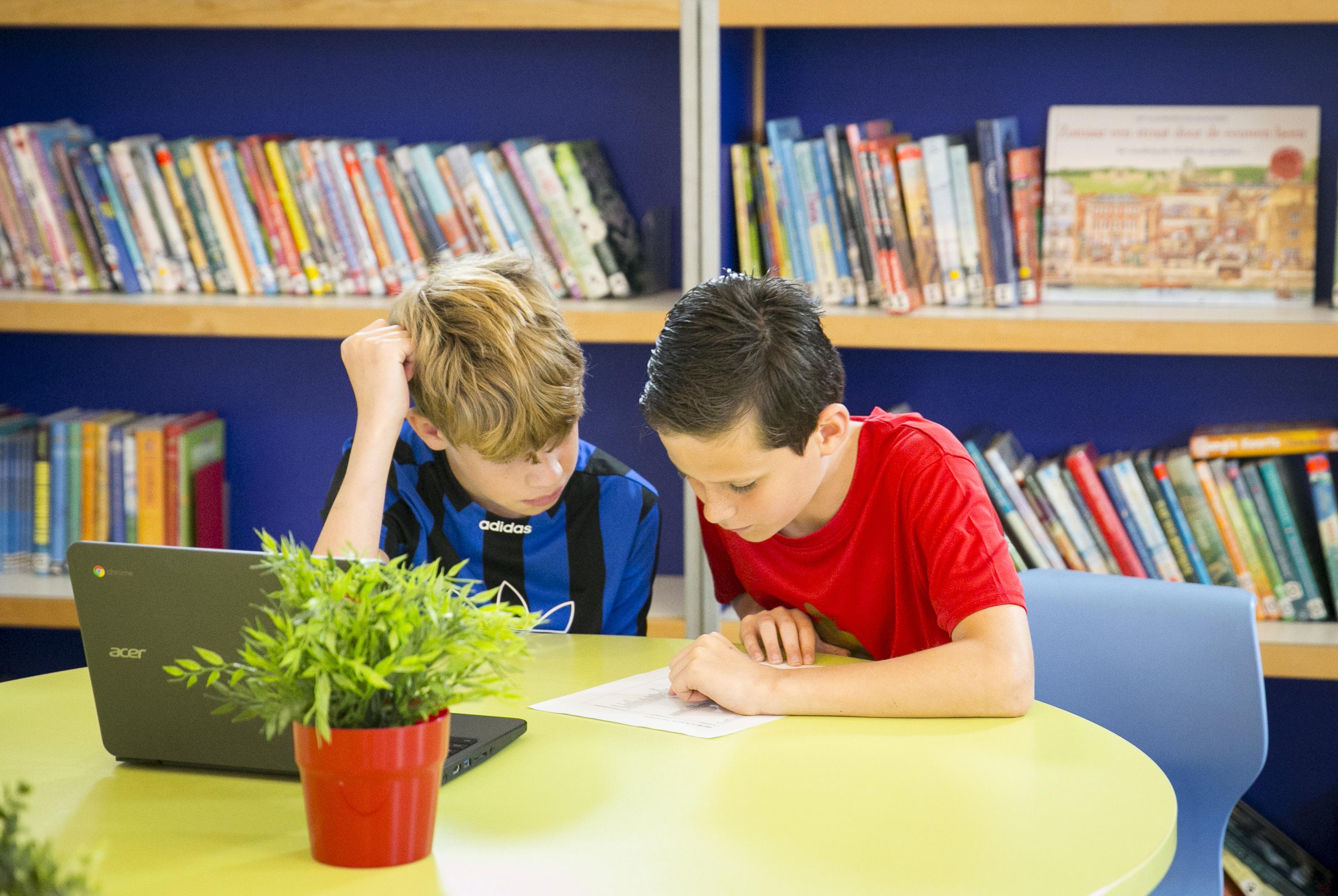 Twee leerlingen werken samen aan een opdracht in de bibliotheek van De Fontein Houten. Twee leerlingen werken samen aan een opdracht in de bibliotheek van De Fontein Houten.