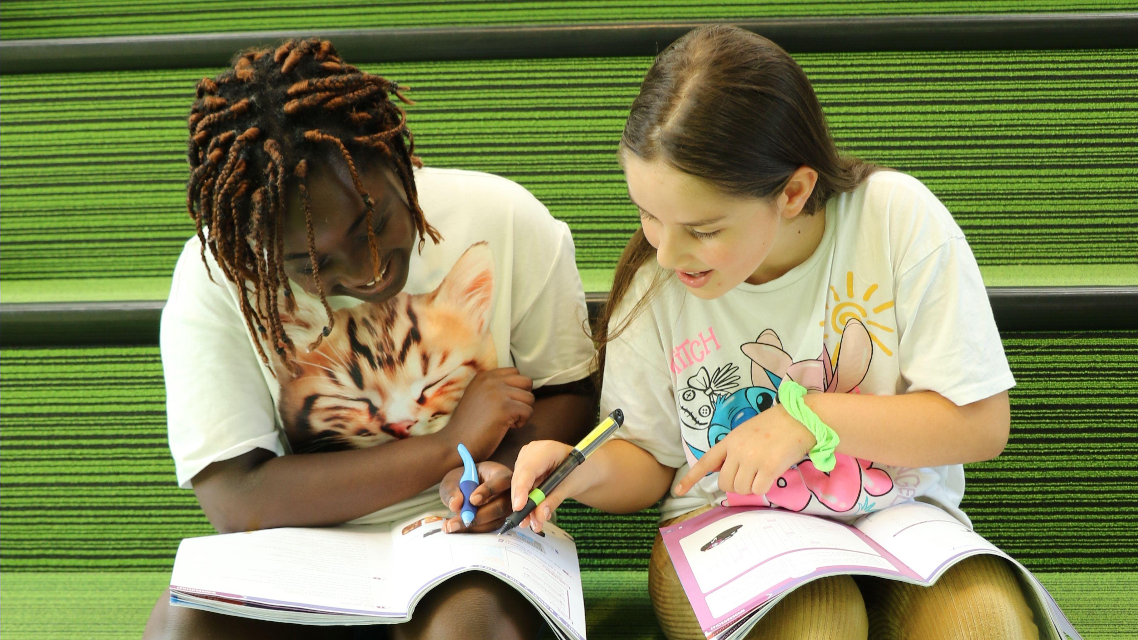 Twee leerlingen werken samen aan hun huiswerk op IKC Prins Claus in Zoetermeer. Twee leerlingen werken samen aan hun huiswerk op IKC Prins Claus in Zoetermeer.