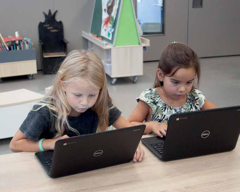 Twee leerlingen zijn geconcentreerd aan het werk op een laptop in De Vlindertuin in Voorthuizen. Twee leerlingen zijn geconcentreerd aan het werk op een laptop in De Vlindertuin in Voorthuizen.