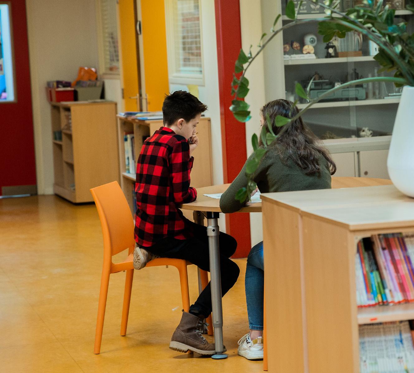 Twee leerlingen zitten aan een tafeltje in de Paasbergschool in Ede.