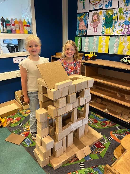 Twee meisjes bouwen een toren van blokken in de Hannie Schaft Basisschool in Zandvoort. Twee meisjes bouwen een toren van blokken in de Hannie Schaft Basisschool in Zandvoort.
