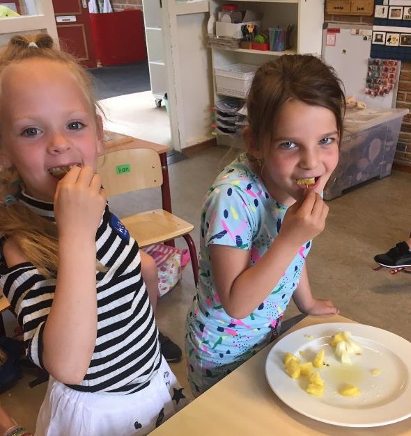Twee meisjes genieten van fruit in de klas van Basisschool Wilhelmina in Rijssen. Twee meisjes genieten van fruit in de klas van Basisschool Wilhelmina in Rijssen.